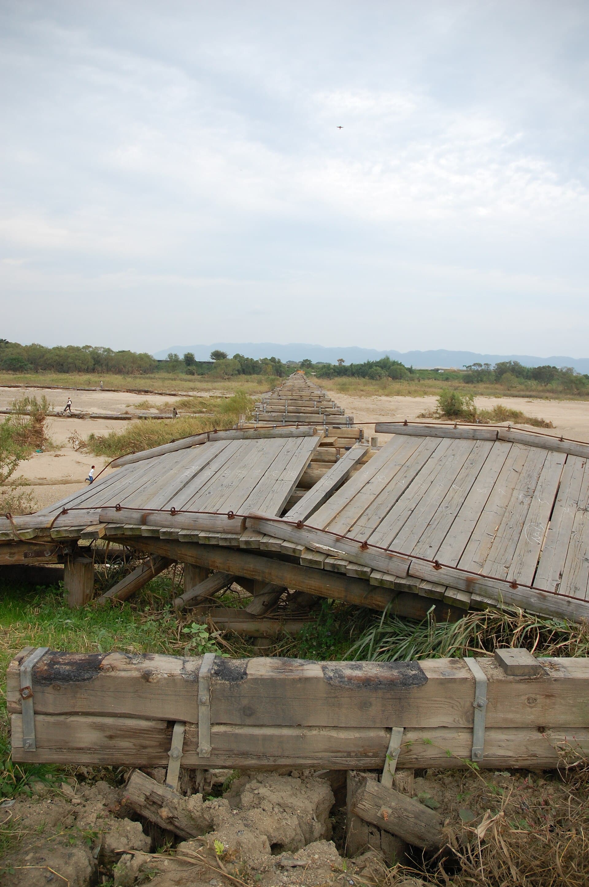 上津屋桥（流桥）：上津屋桥（流桥）：Wikimedia Commons 文件「Kōzuya Bridge 004.jpg」中的桥梁实景。