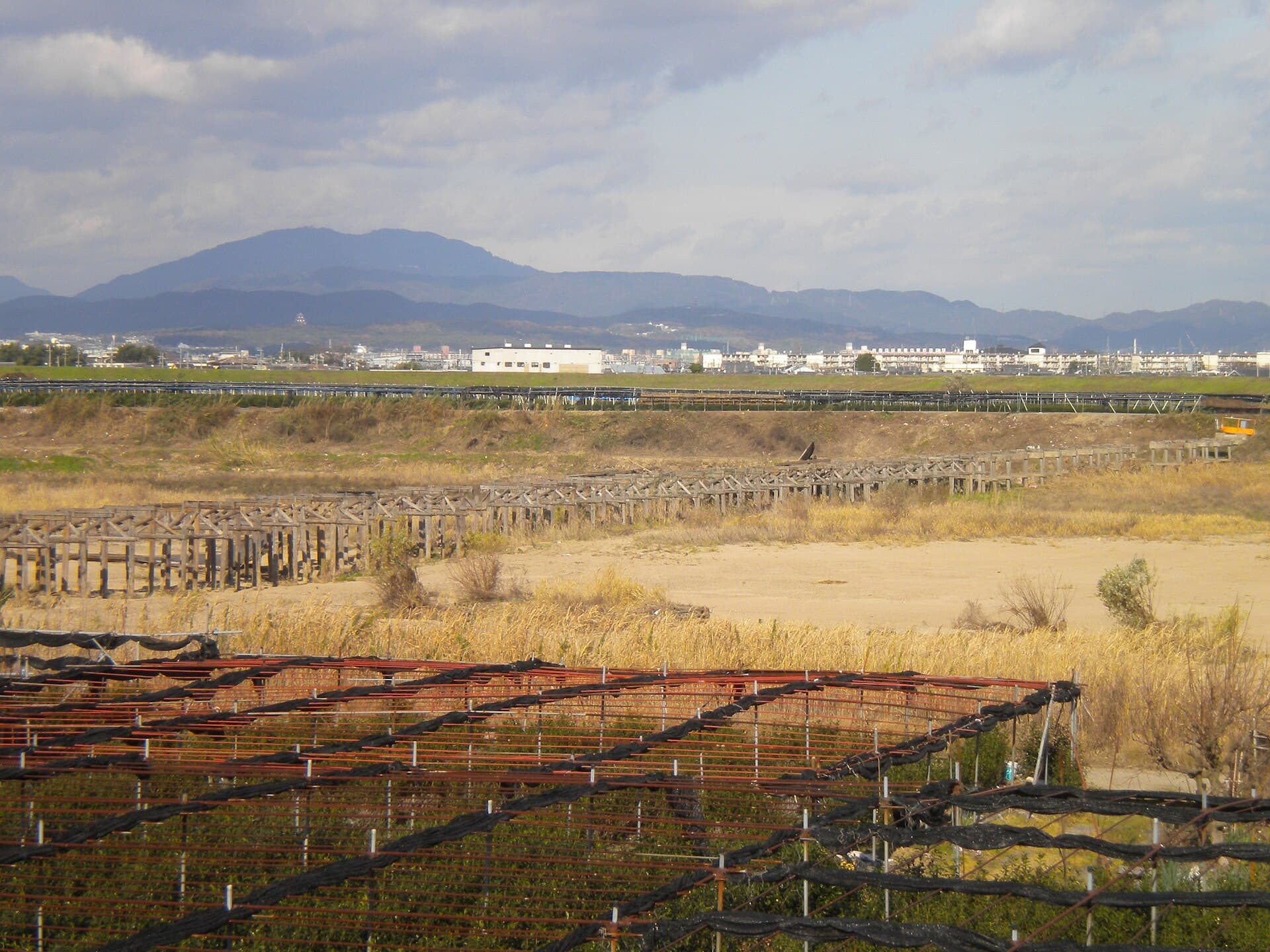 上津屋桥（流桥）：上津屋桥（流桥）：Wikimedia Commons 文件「Yawata Kouzuya Nagarebashi 2009-12.JPG」中的桥梁实景。