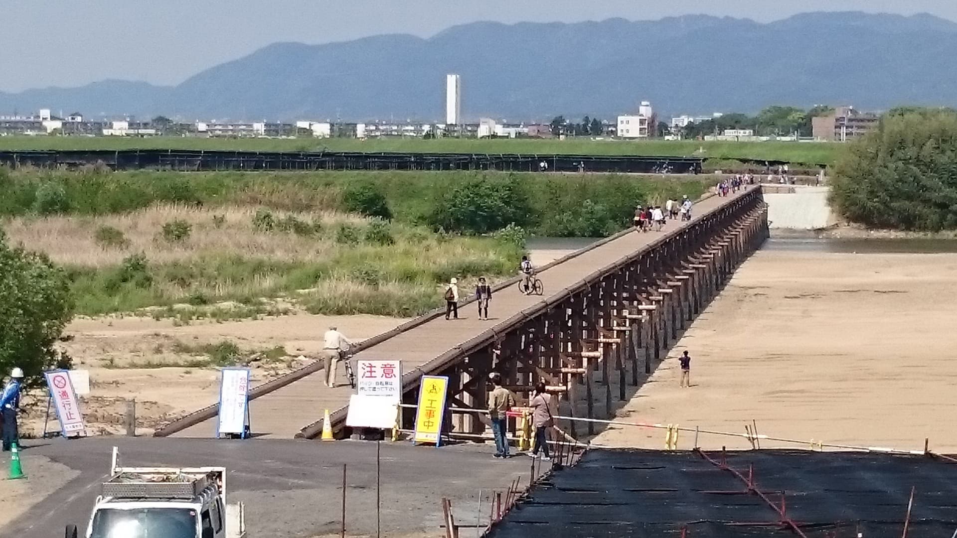 上津屋桥（流桥）：上津屋桥（流桥）：Wikimedia Commons 文件「20160430上津屋橋.jpg」中的桥梁实景。