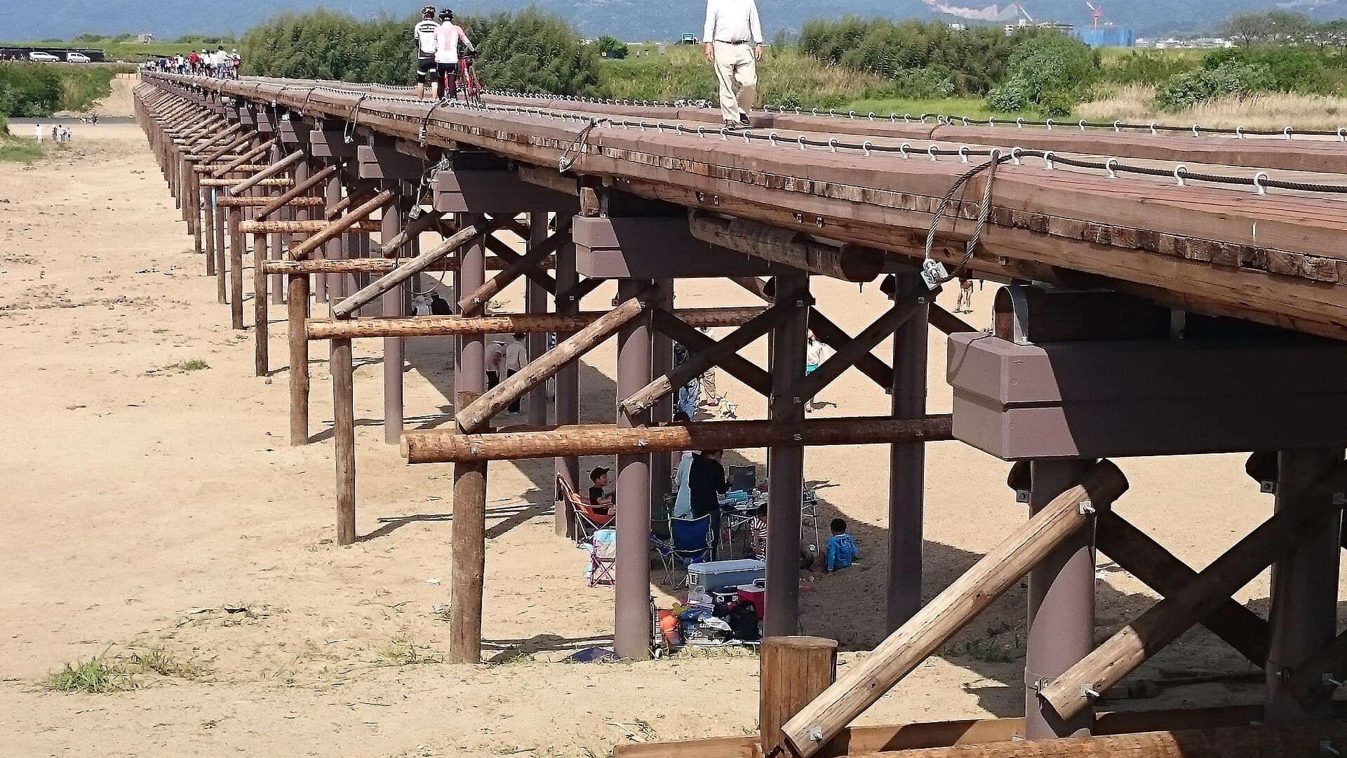 上津屋桥（流桥）：上津屋桥（流桥）：Wikimedia Commons 文件「2016年6月現在の流れ橋の側面.jpg」中的桥梁实景。
