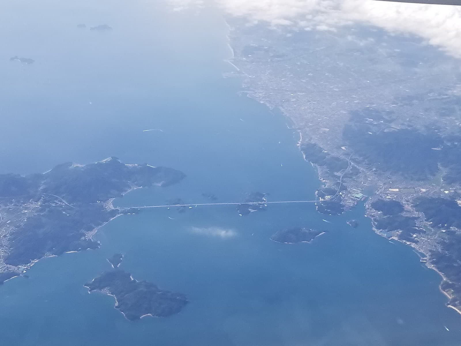 来岛海峡大桥群：2017 年空中视角，可辨认桥群跨越海峡及岛岸关系。