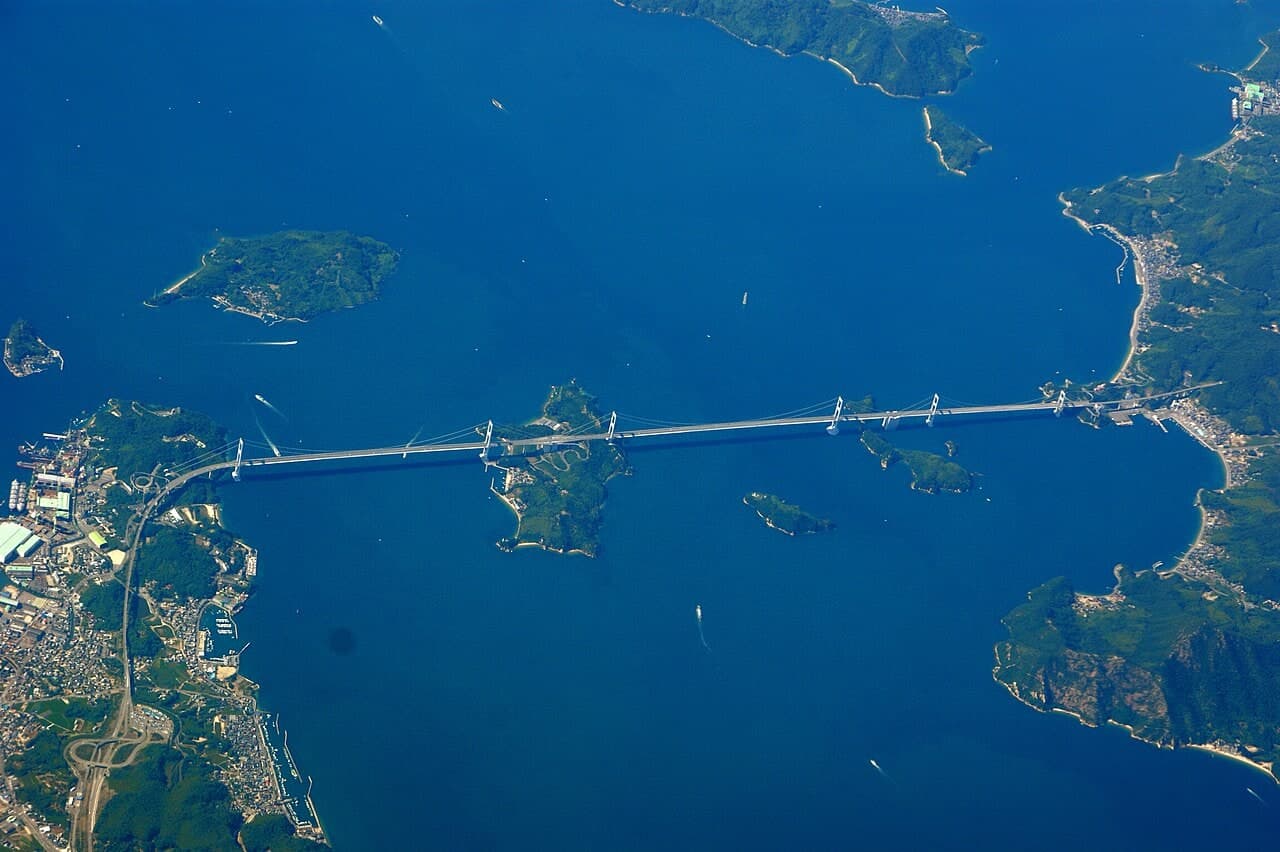 来岛海峡大桥群：来岛海峡大桥群空中视角，桥群与岛岸、海峡关系清楚。
