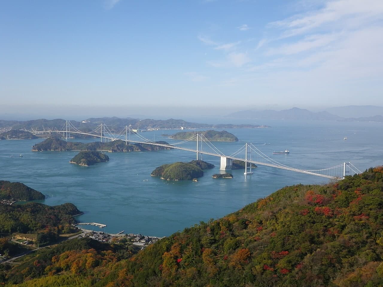 来岛海峡大桥群：从龟老山远望来岛海峡大桥群，包含连续桥跨、岛屿和海峡。