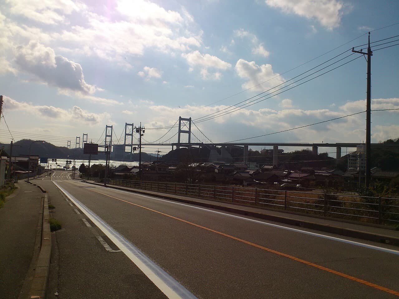 来岛海峡大桥群：从大岛吉海町侧拍摄的来岛海峡大桥桥体与岸侧连接关系。