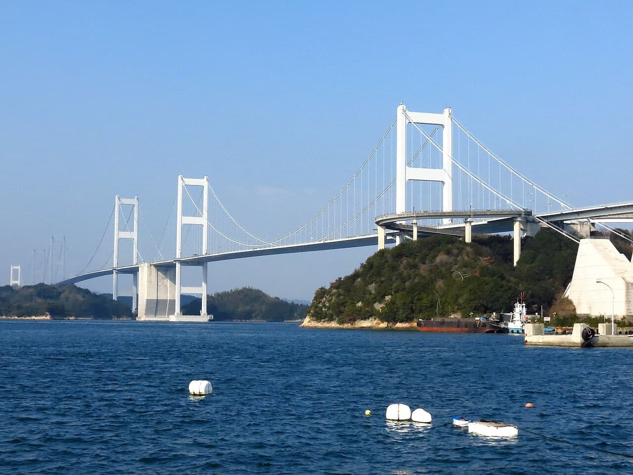 来岛海峡大桥群：大岛侧桥塔、主缆和桥面实景；拍摄点记录为 34.126939, 133.022503。