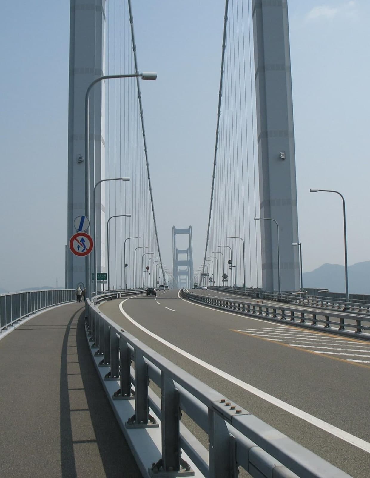 来岛海峡大桥群：从四国今治侧拍摄的桥面道路、自行车／步行通道和悬索构件。