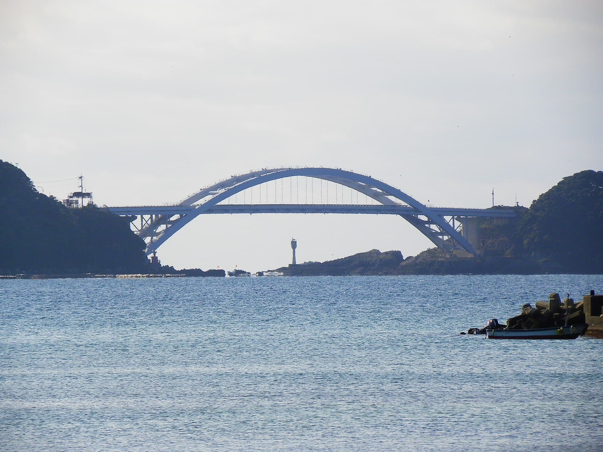 串本大桥：串本大桥：Wikimedia Commons 文件「Arch Bridge of Kushimoto Bridge.JPG」中的桥梁实景。