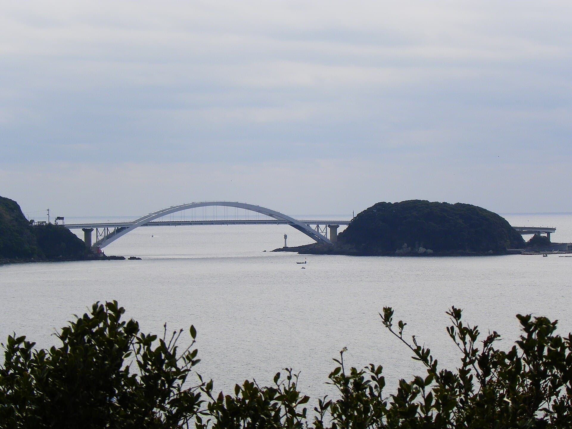 串本大桥：串本大桥：Wikimedia Commons 文件「Kushimoto Bridge 20100214.JPG」中的桥梁实景。