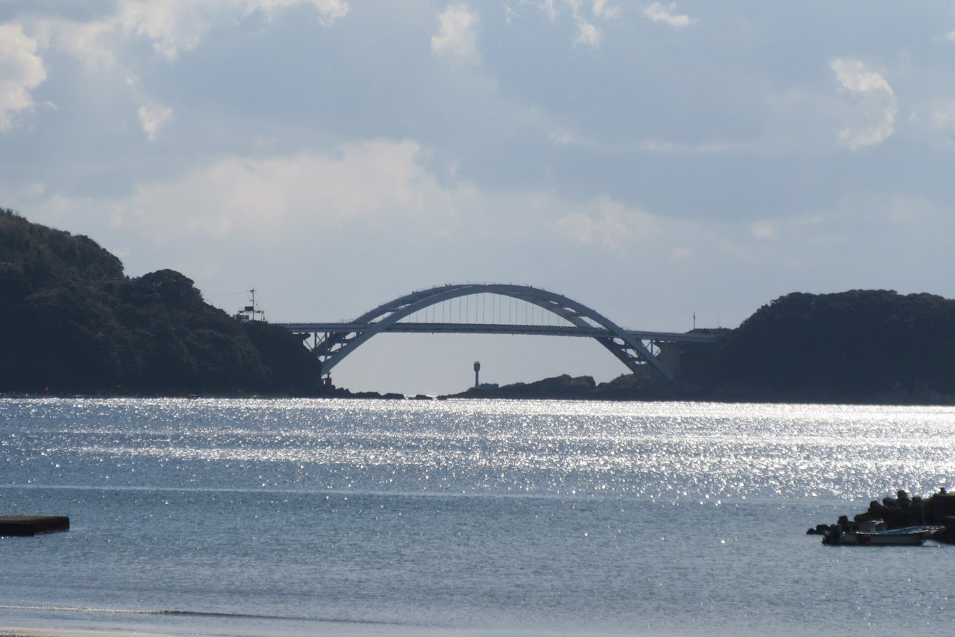 串本大桥：串本大桥：Wikimedia Commons 文件「Kushimoto Ohashi Bridge.jpg」中的桥梁实景。