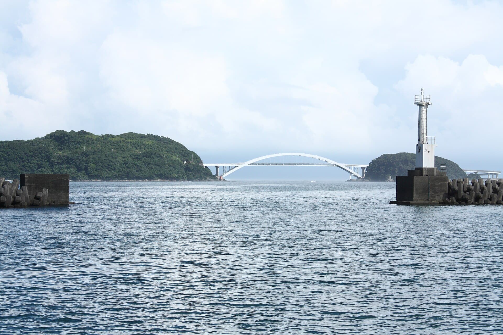 串本大桥：串本大桥：Wikimedia Commons 文件「Kushimoto Bridge-01.jpg」中的桥梁实景。
