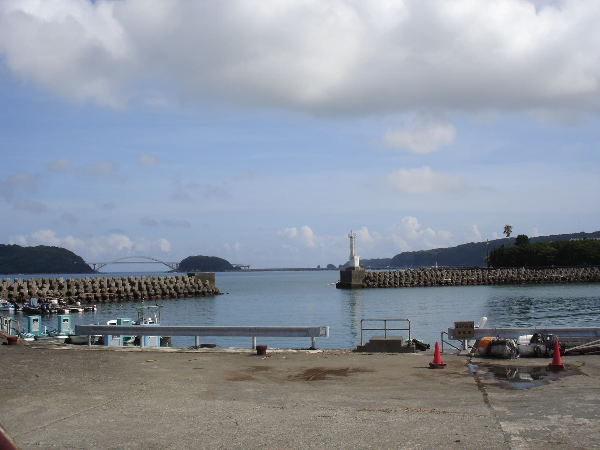 串本大桥：串本大桥：Wikimedia Commons 文件「Kiihanto 20140814145701 (15259300875).jpg」中的桥梁实景。
