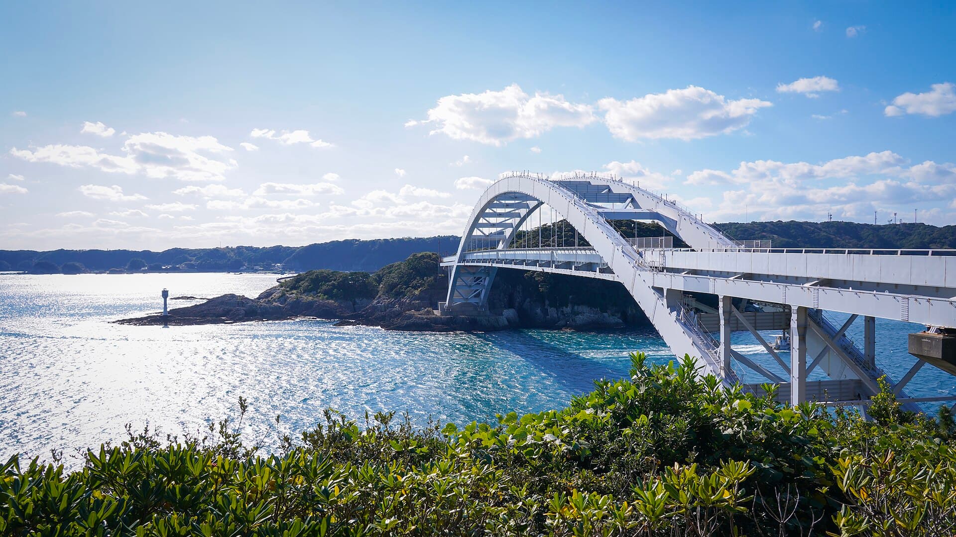 串本大桥：串本大桥：Wikimedia Commons 文件「Wakayama-kushimoto ohashi-xl.jpg」中的桥梁实景。
