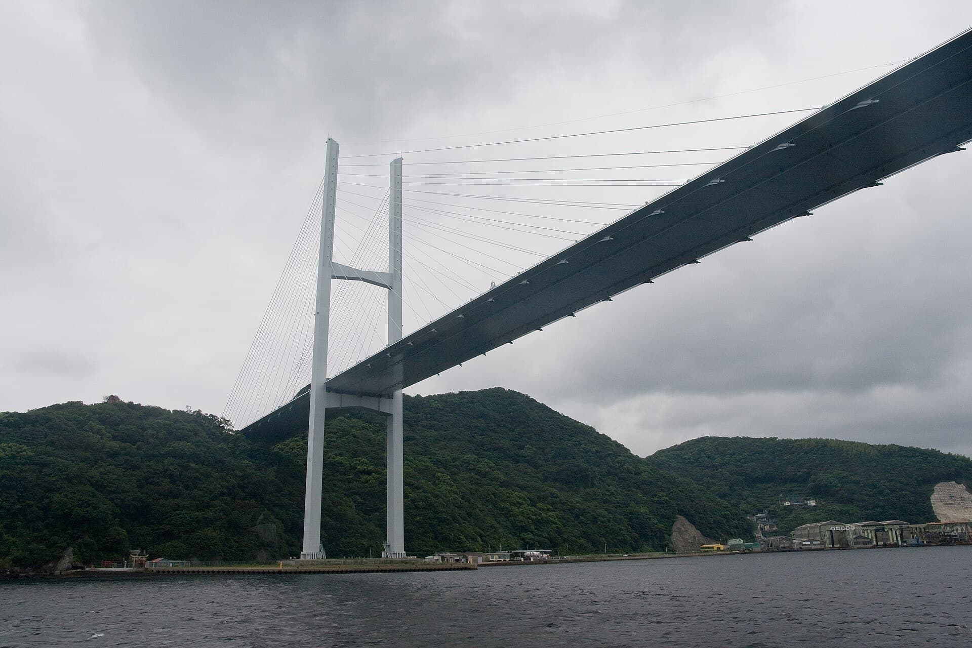 女神大桥：女神大桥：Wikimedia Commons 文件「Megami Bridge 02.jpg」中的桥梁实景。