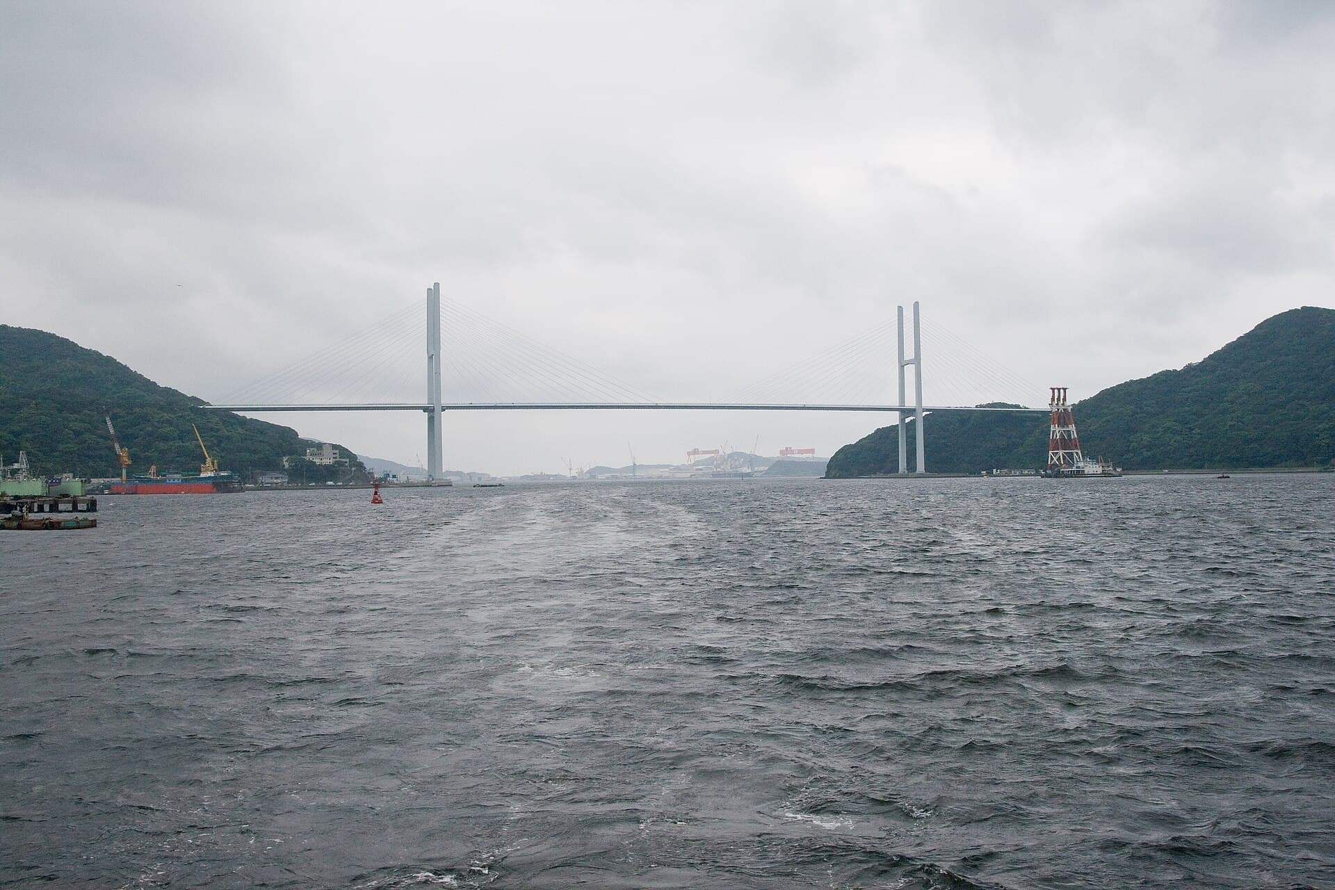 女神大桥：女神大桥：Wikimedia Commons 文件「Megami Bridge 03.jpg」中的桥梁实景。