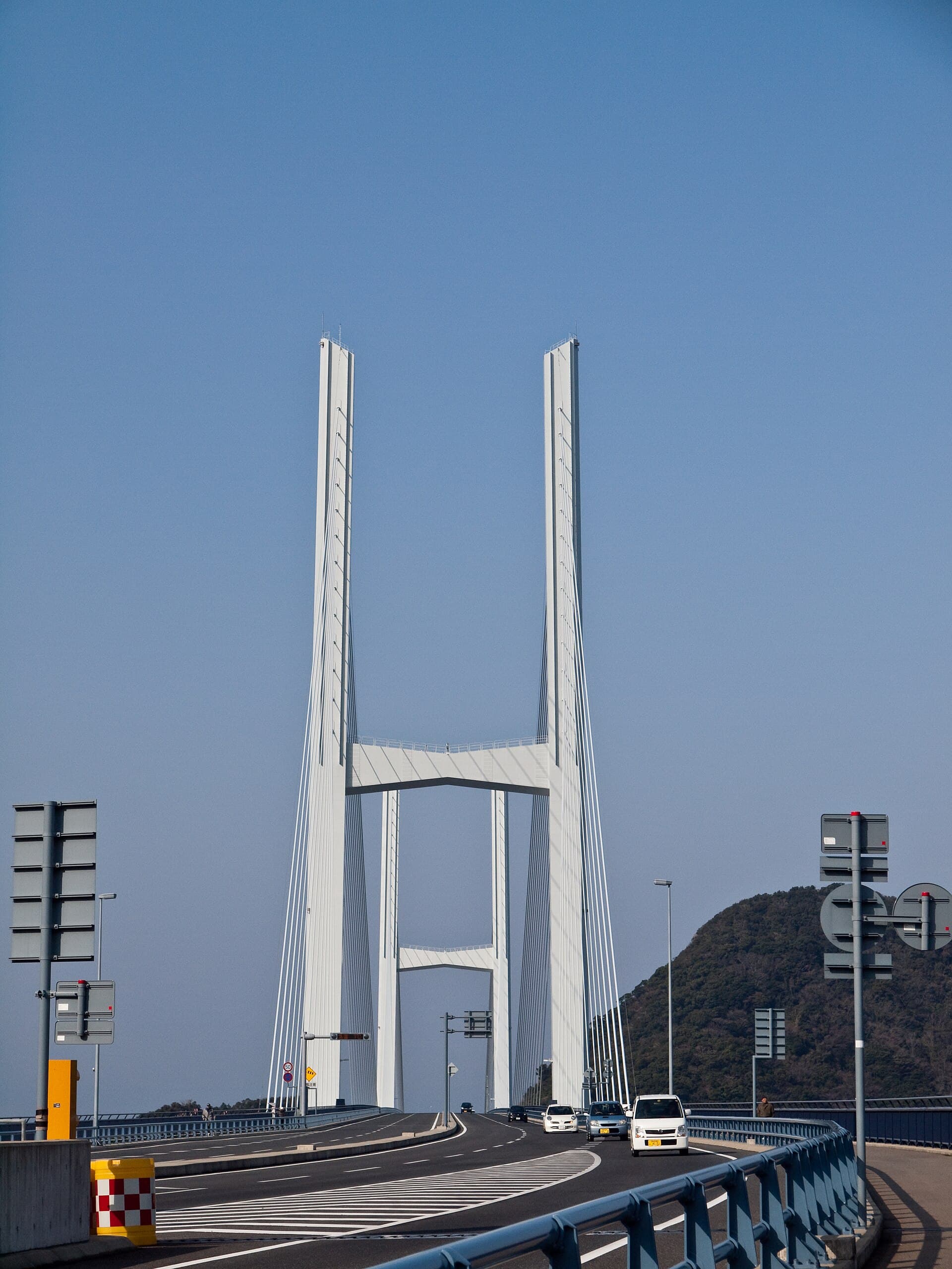 女神大桥：女神大桥：Wikimedia Commons 文件「Megami Bridge 1020745.jpg」中的桥梁实景。