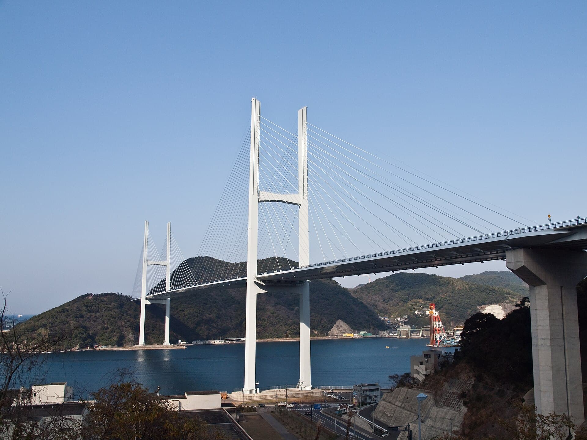 女神大桥：女神大桥：Wikimedia Commons 文件「Megami Bridge 1020753.jpg」中的桥梁实景。