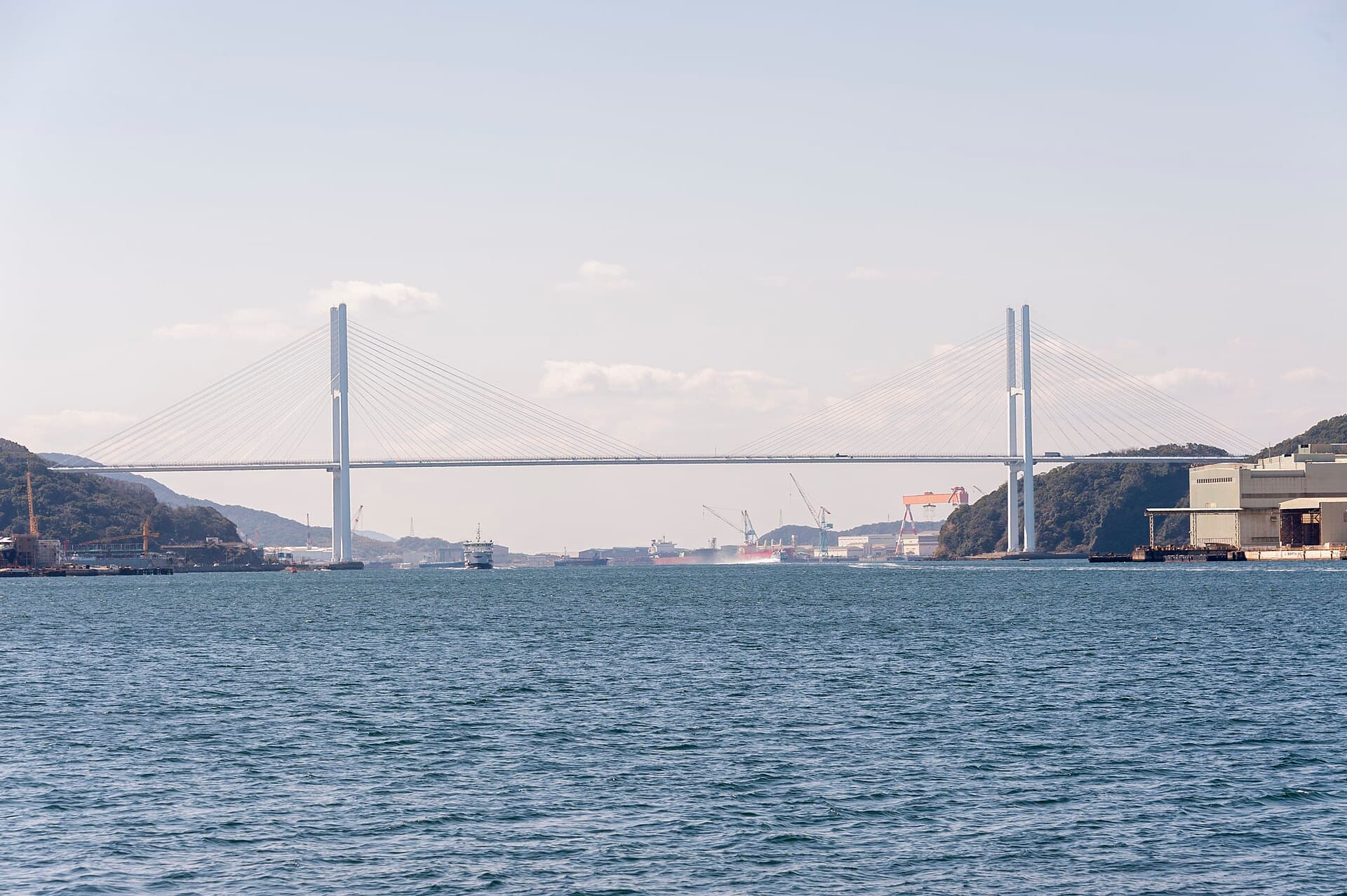 女神大桥：女神大桥：Wikimedia Commons 文件「Megami Bridge 20230302.jpg」中的桥梁实景。