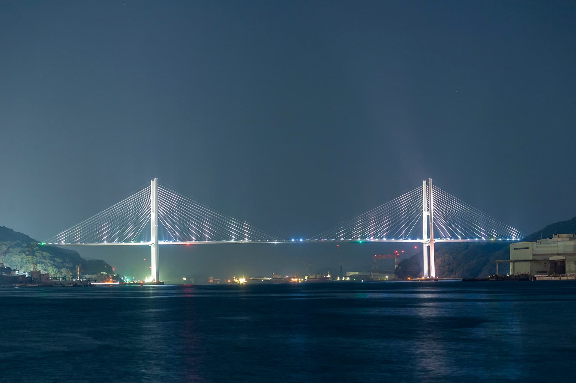 女神大桥：女神大桥：Wikimedia Commons 文件「Megami Bridge 20230304.jpg」中的桥梁实景。