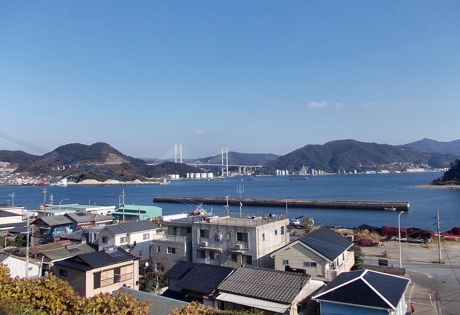 女神大桥：女神大桥：Wikimedia Commons 文件「Megami Bridge from Kaminoshima Church.jpg」中的桥梁实景。