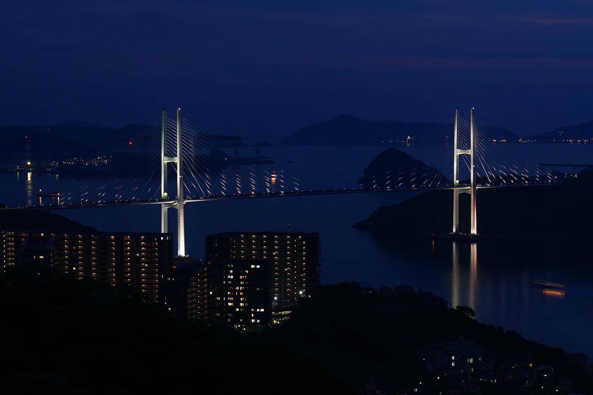 女神大桥：女神大桥：Wikimedia Commons 文件「Nagasaki Megami Bridge.jpg」中的桥梁实景。