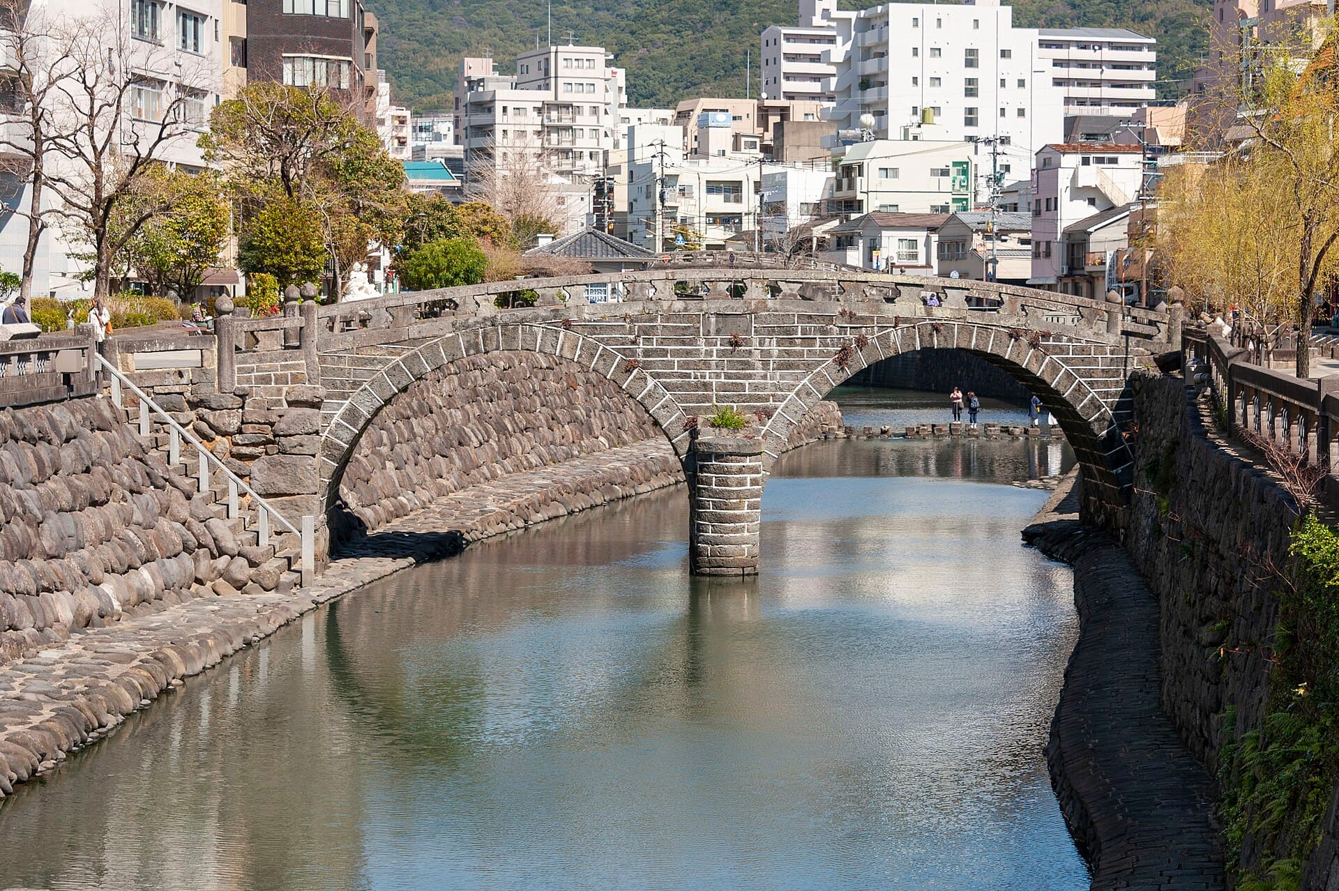 长崎眼镜桥：长崎眼镜桥：Wikimedia Commons 文件「Megane Bridge 2021.jpg」中的桥梁实景。