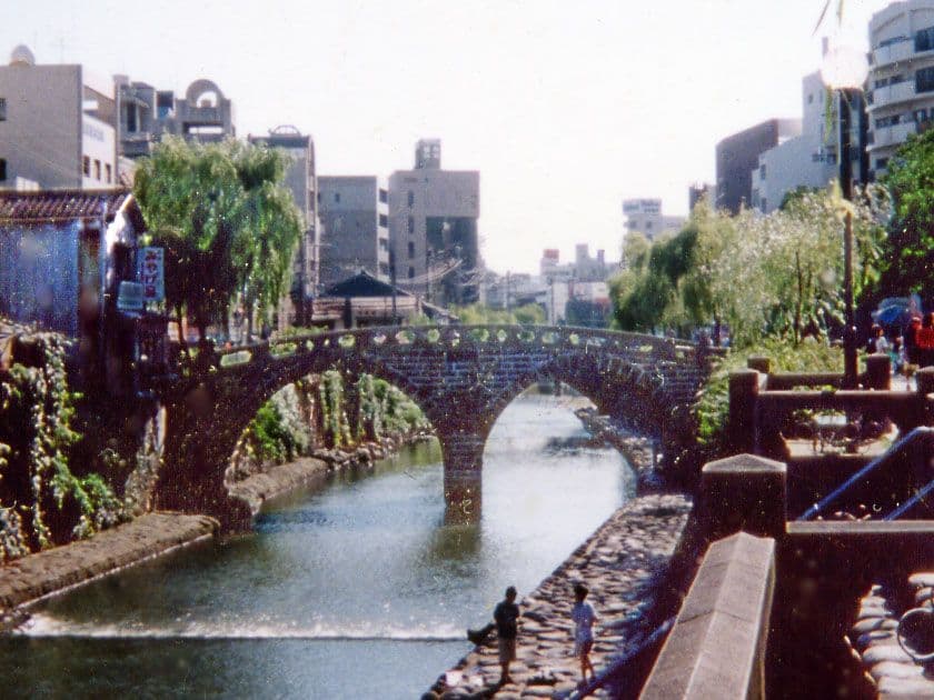 长崎眼镜桥：长崎眼镜桥：Wikimedia Commons 文件「Megane bridge 90s cropped.jpg」中的桥梁实景。