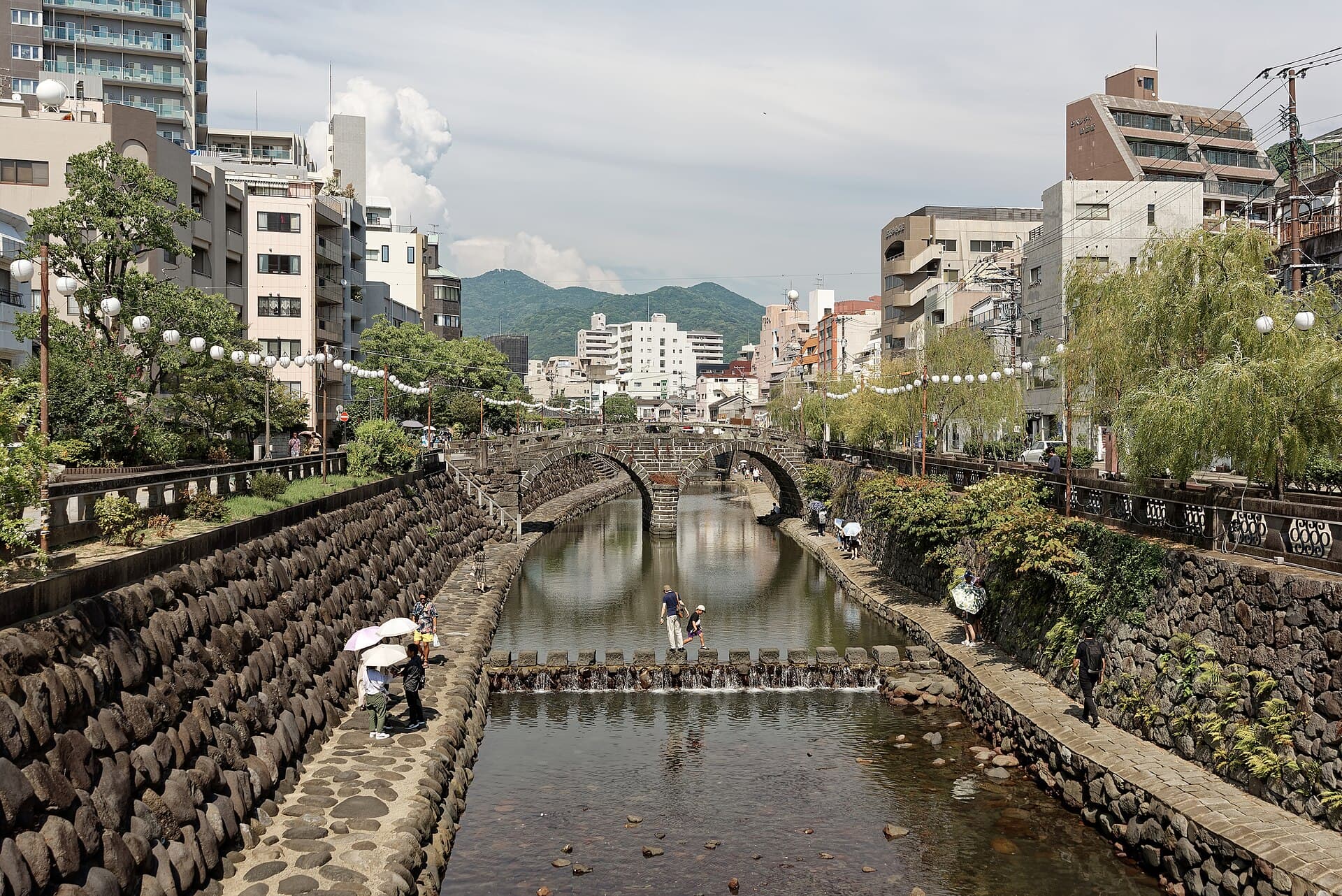 长崎眼镜桥：长崎眼镜桥：Wikimedia Commons 文件「Megane Bridge in Nagasaki, Japan, 20240815 1441 3704.jpg」中的桥梁实景。