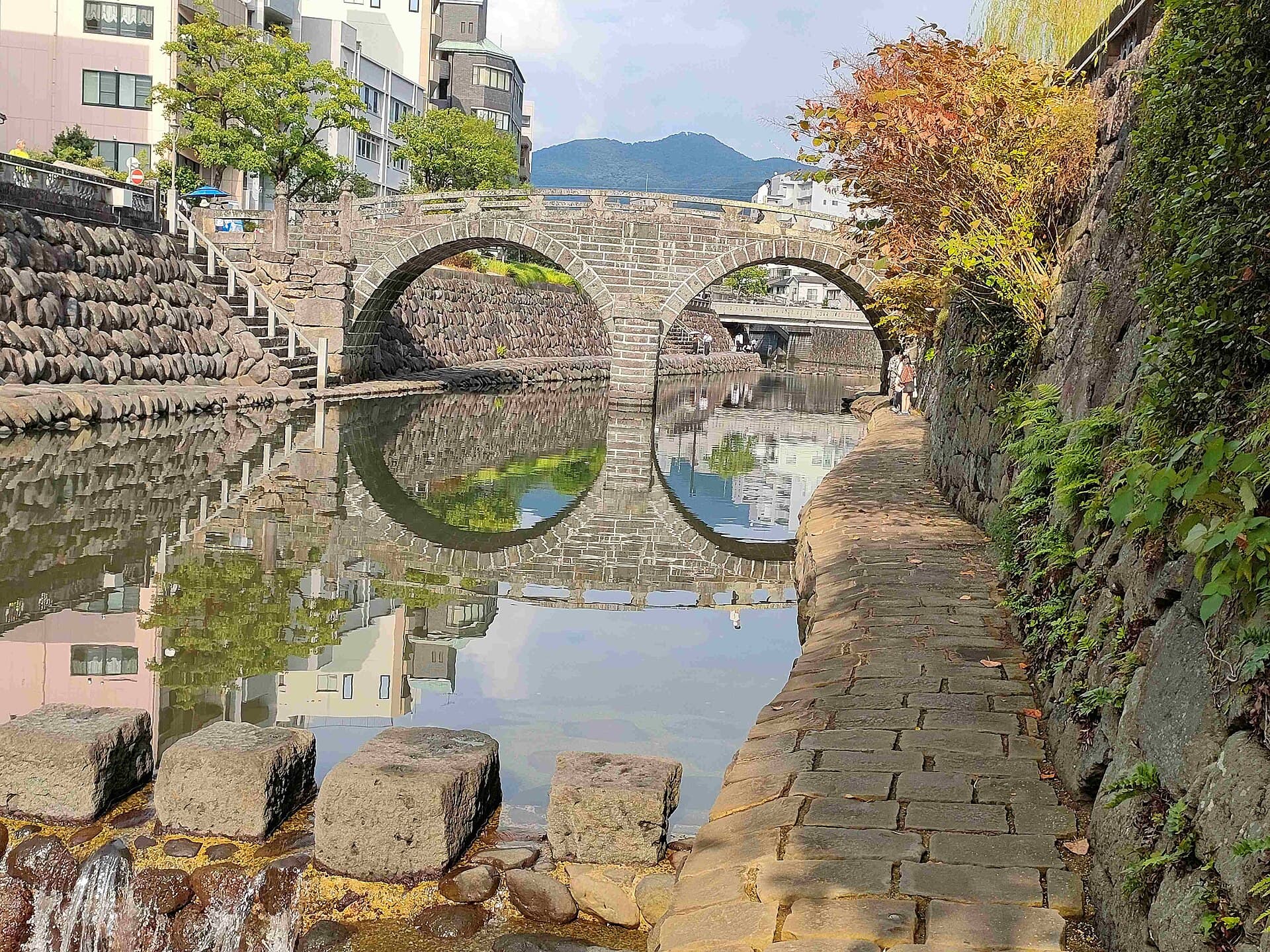 长崎眼镜桥：长崎眼镜桥：Wikimedia Commons 文件「Megane Bridge of Nagasaki with Stepping Stones.jpg」中的桥梁实景。