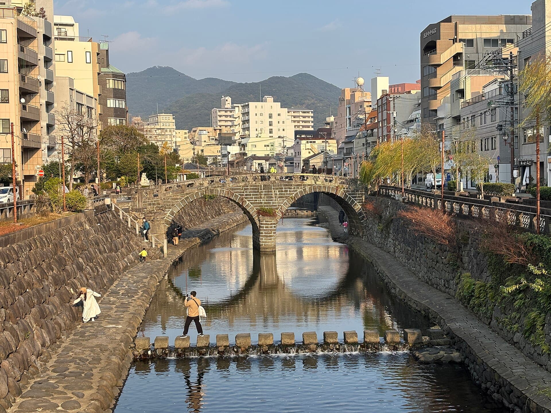 长崎眼镜桥：长崎眼镜桥：Wikimedia Commons 文件「Megane Bridge 眼鏡橋 長崎 Dec 26, 2024.jpg」中的桥梁实景。