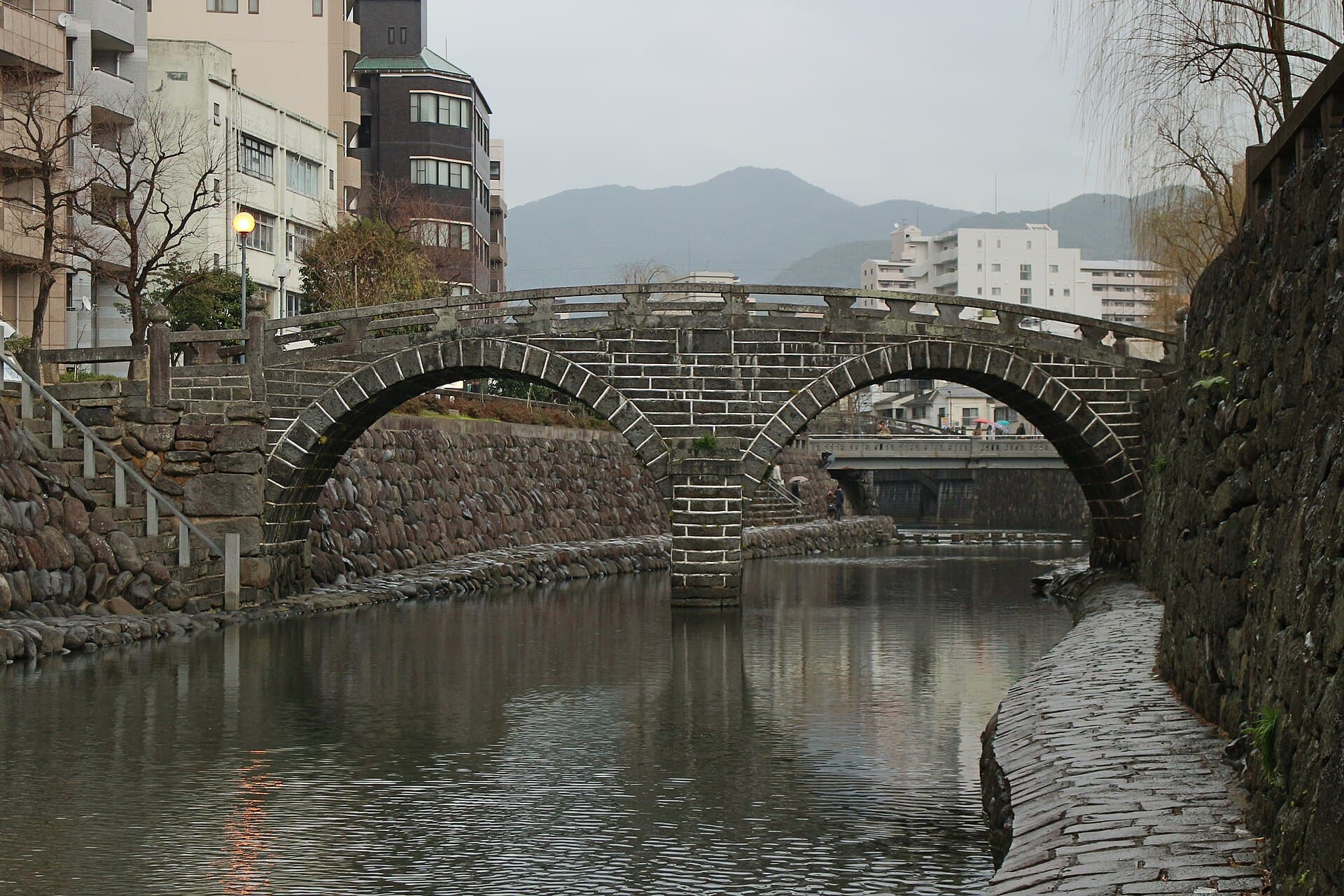 长崎眼镜桥：长崎眼镜桥：Wikimedia Commons 文件「Megane-bashi of Nagasaki 20170222.jpg」中的桥梁实景。