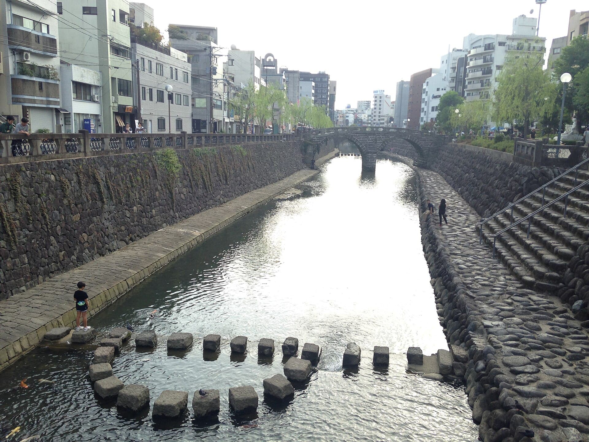 长崎眼镜桥：长崎眼镜桥：Wikimedia Commons 文件「Meganebashi Bridge and stepping stones from Uoichibashi Bridge.JPG」中的桥梁实景。