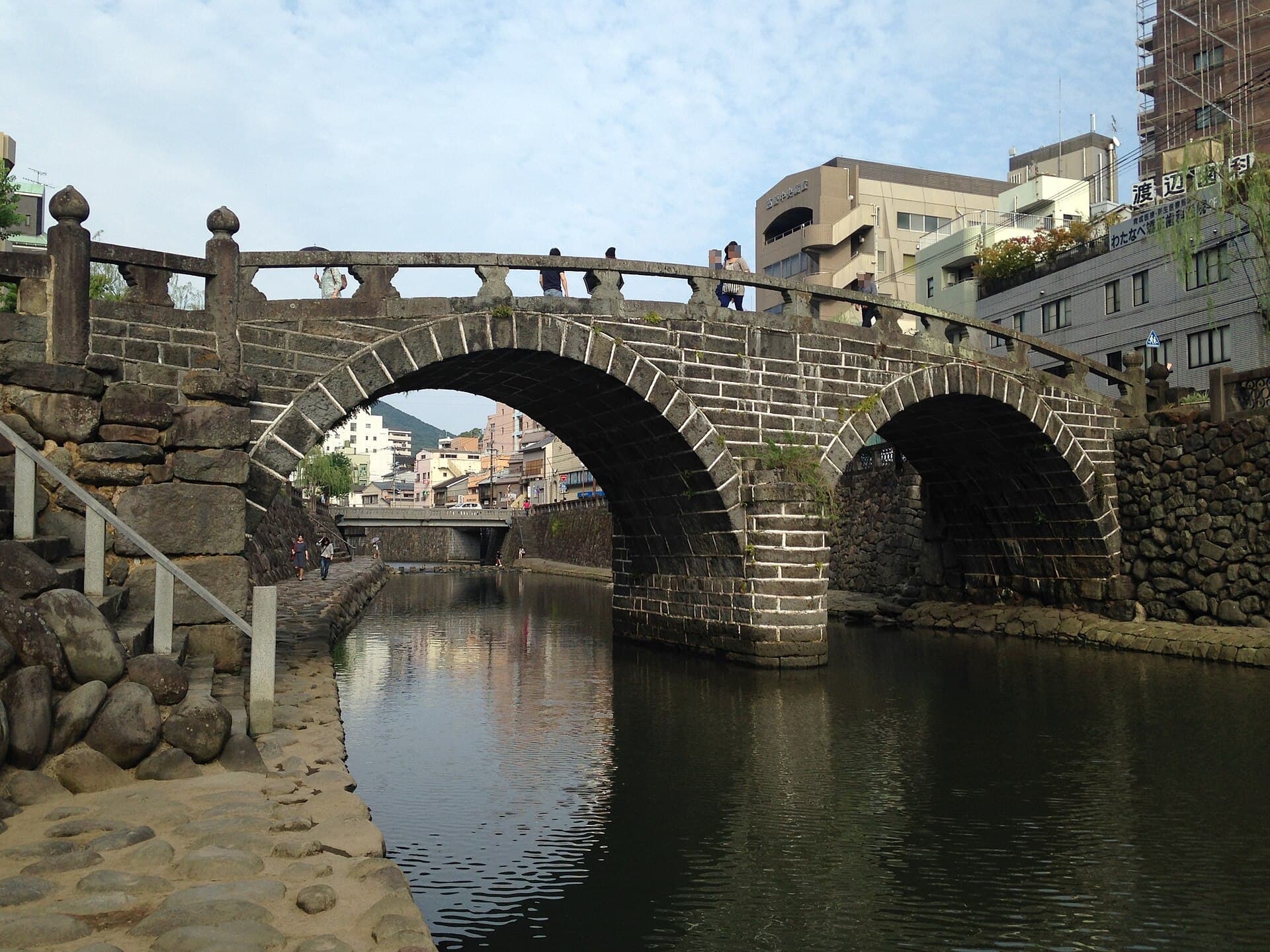 长崎眼镜桥：长崎眼镜桥：Wikimedia Commons 文件「Meganebashi Bridge on Nakashimagawa River 3.JPG」中的桥梁实景。