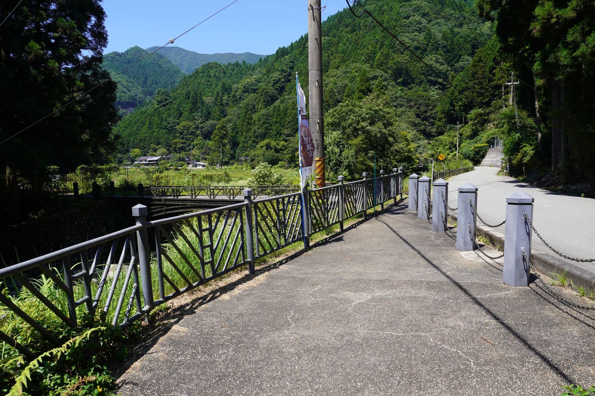 神子畑铸铁桥：神子畑铸铁桥：Wikimedia Commons 文件「神子畑鉄橋 駐車場から見た橋.jpg」中的桥梁实景。