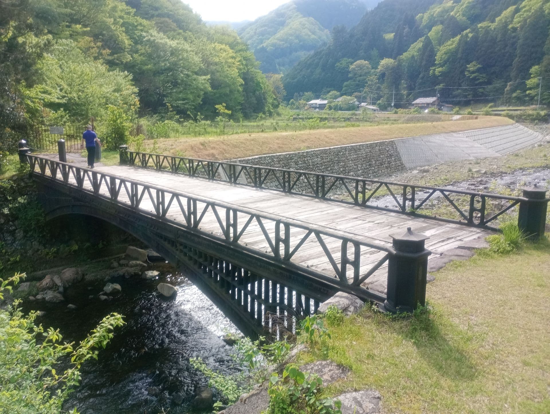 神子畑铸铁桥：神子畑铸铁桥：Wikimedia Commons 文件「Mikobata May 2026 011.jpg」中的桥梁实景。