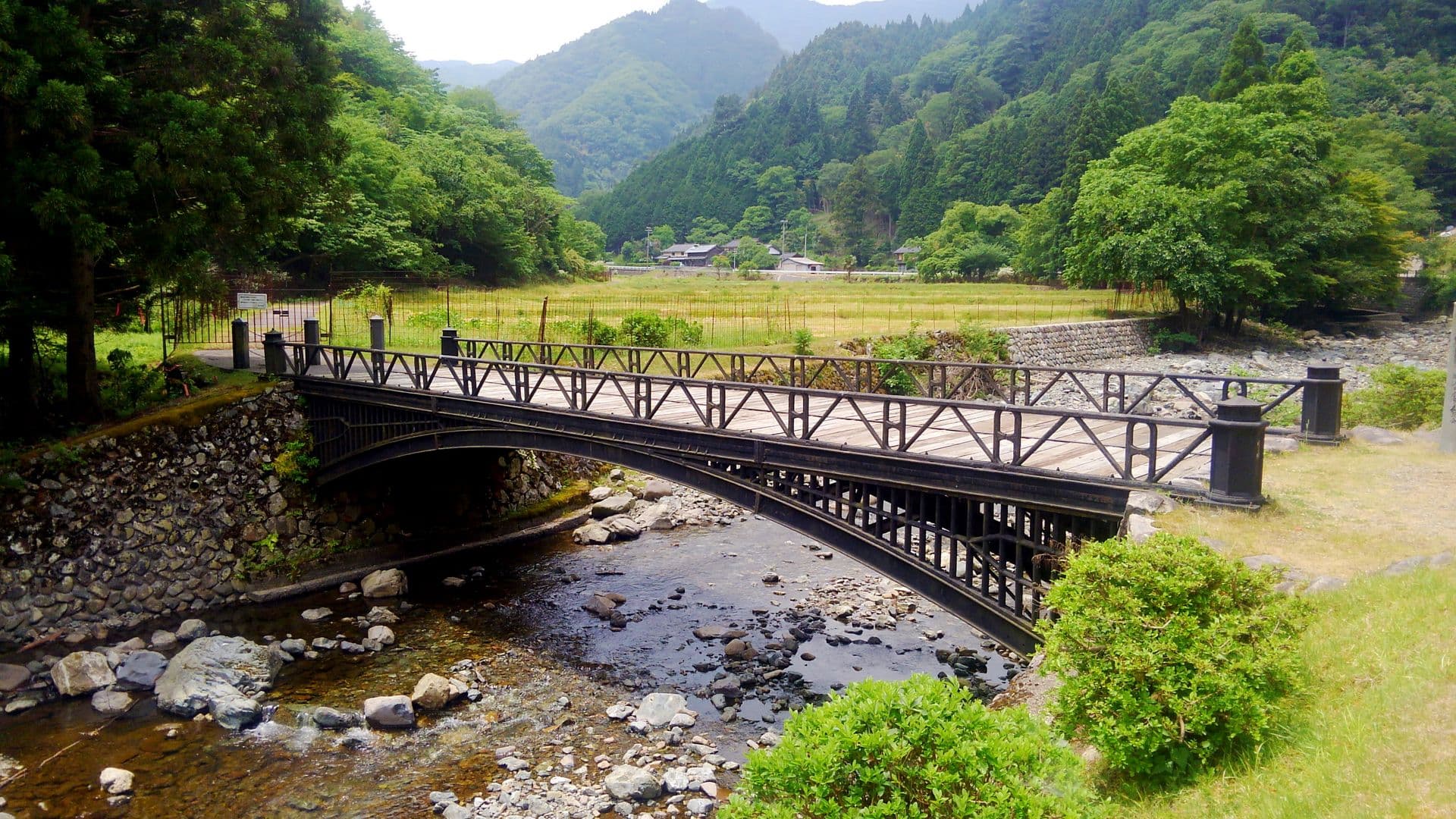 神子畑铸铁桥：神子畑铸铁桥：Wikimedia Commons 文件「Mikohata Bridge 20150530121923.jpg」中的桥梁实景。