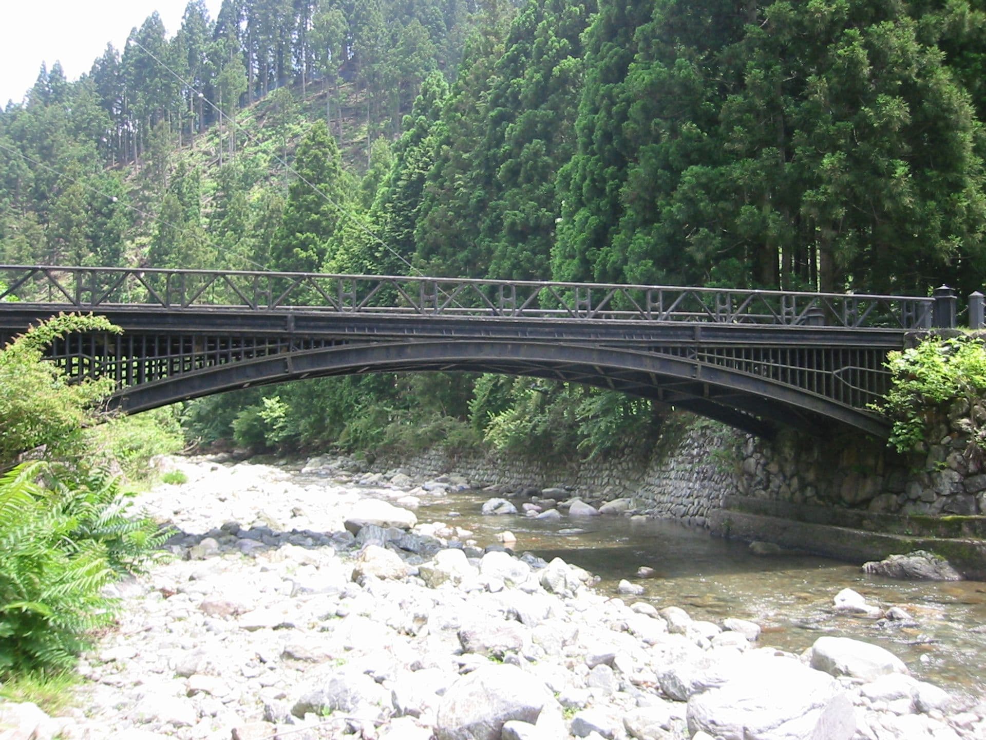 神子畑铸铁桥：神子畑铸铁桥：Wikimedia Commons 文件「Mikohata6593.JPG」中的桥梁实景。