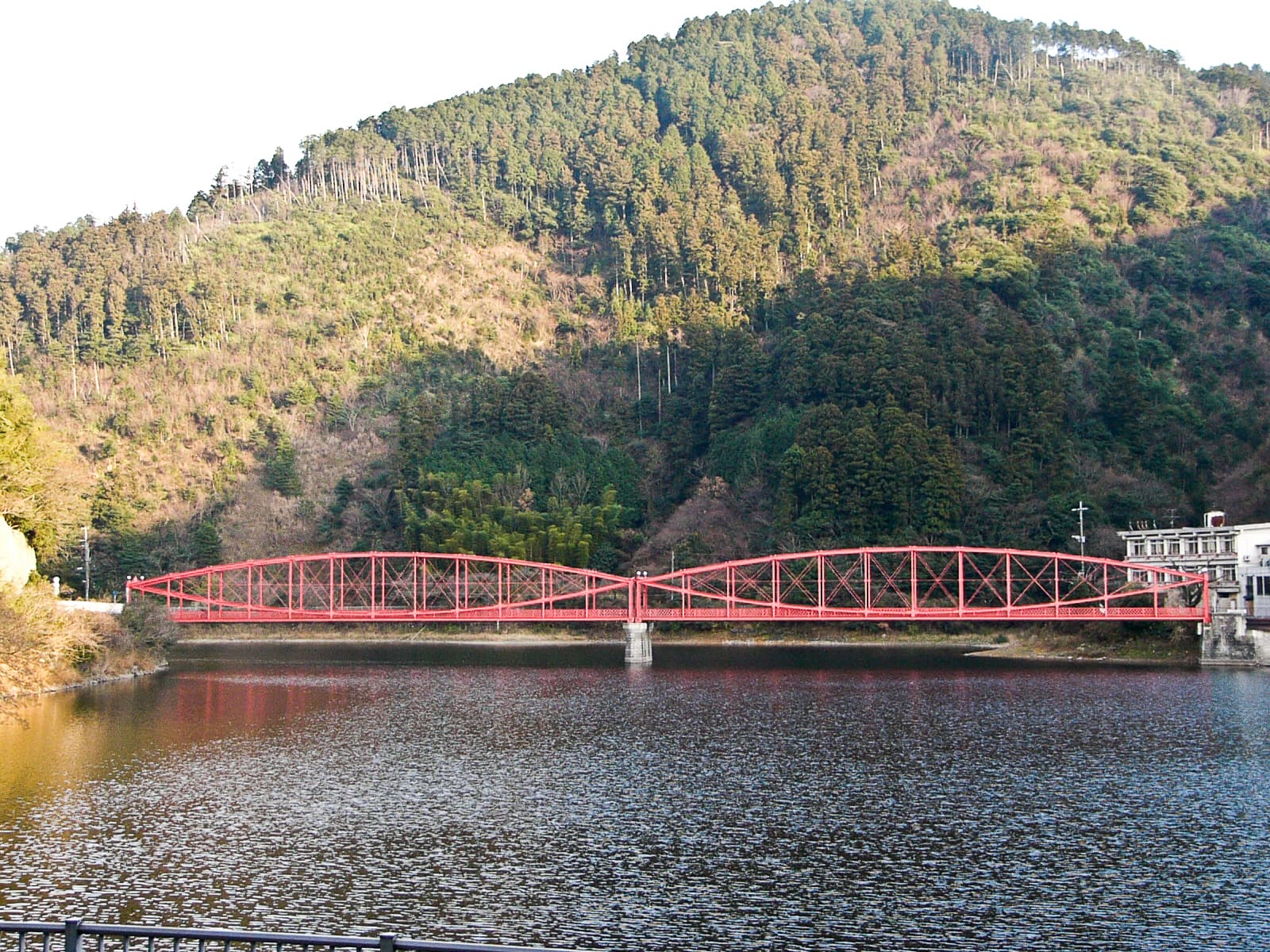 南河内桥：南河内桥：Wikimedia Commons 文件「South Kawachi Bridge 1020160.jpg」中的桥梁实景。