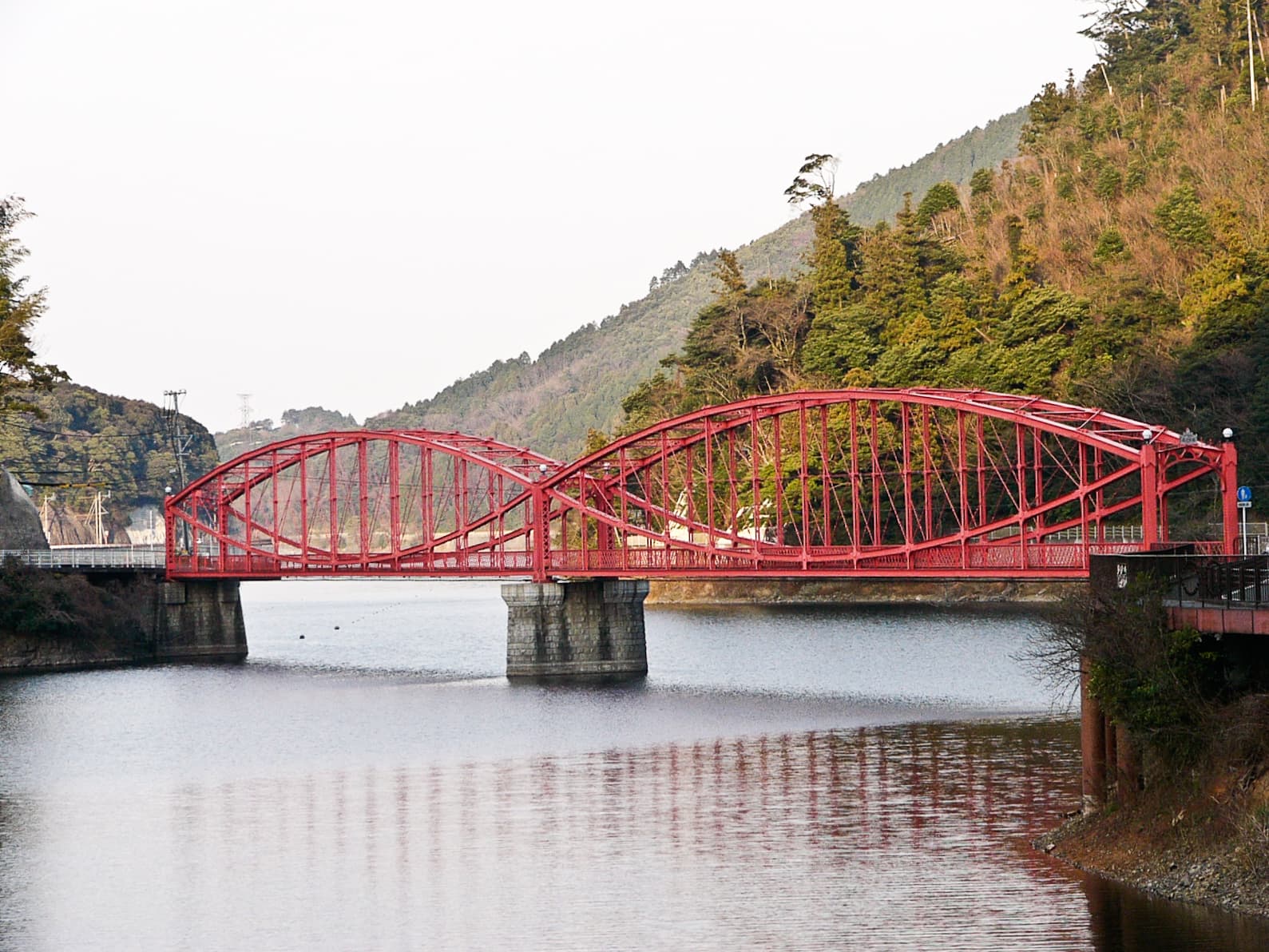 南河内桥：南河内桥：Wikimedia Commons 文件「South Kawachi Bridge 1020164.jpg」中的桥梁实景。