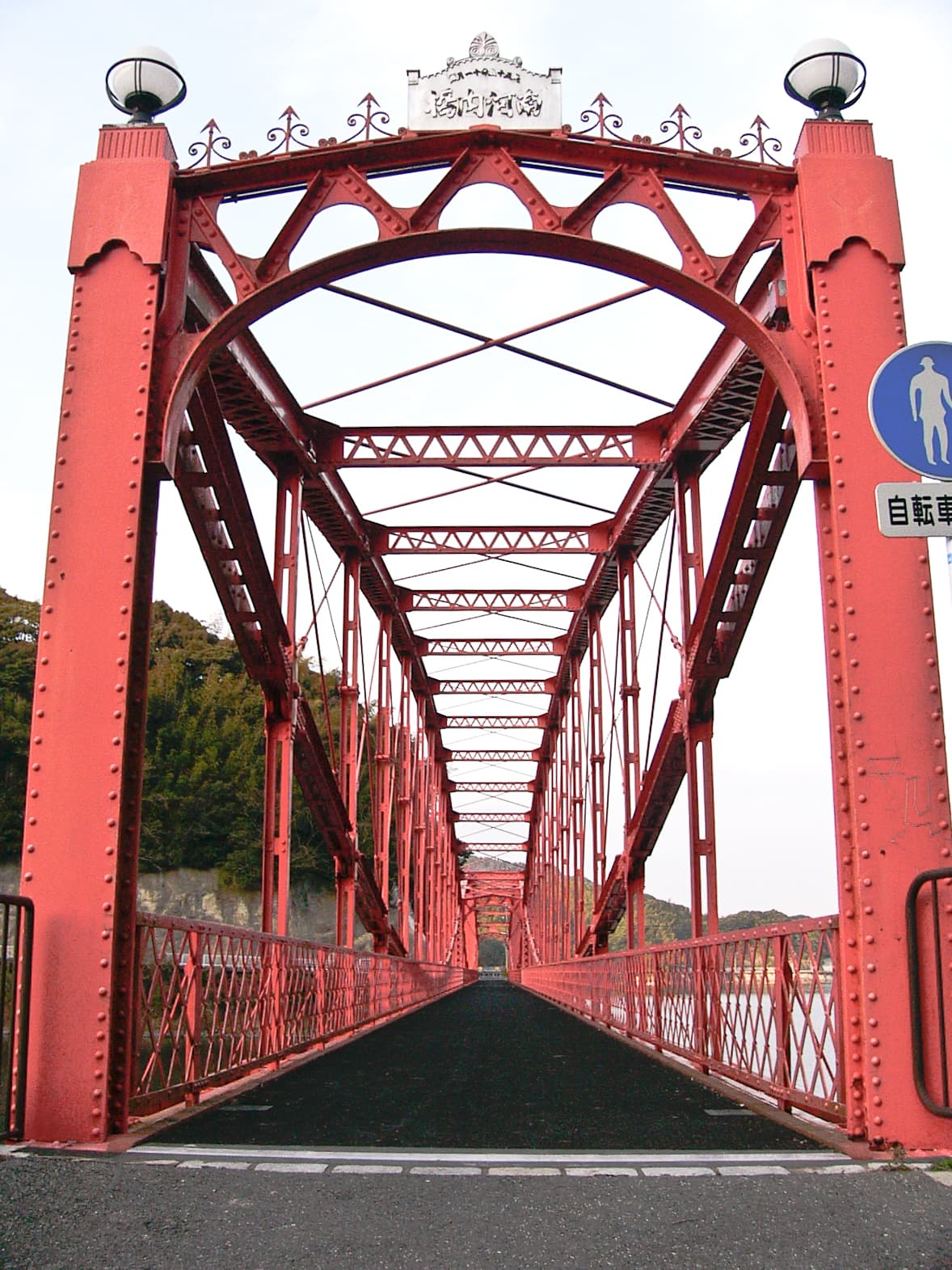 南河内桥：南河内桥：Wikimedia Commons 文件「South Kawachi Bridge 1020181.jpg」中的桥梁实景。