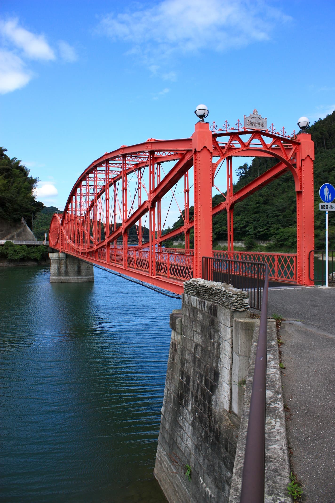 南河内桥：南河内桥：Wikimedia Commons 文件「South Kawachi Bridge1.jpg」中的桥梁实景。