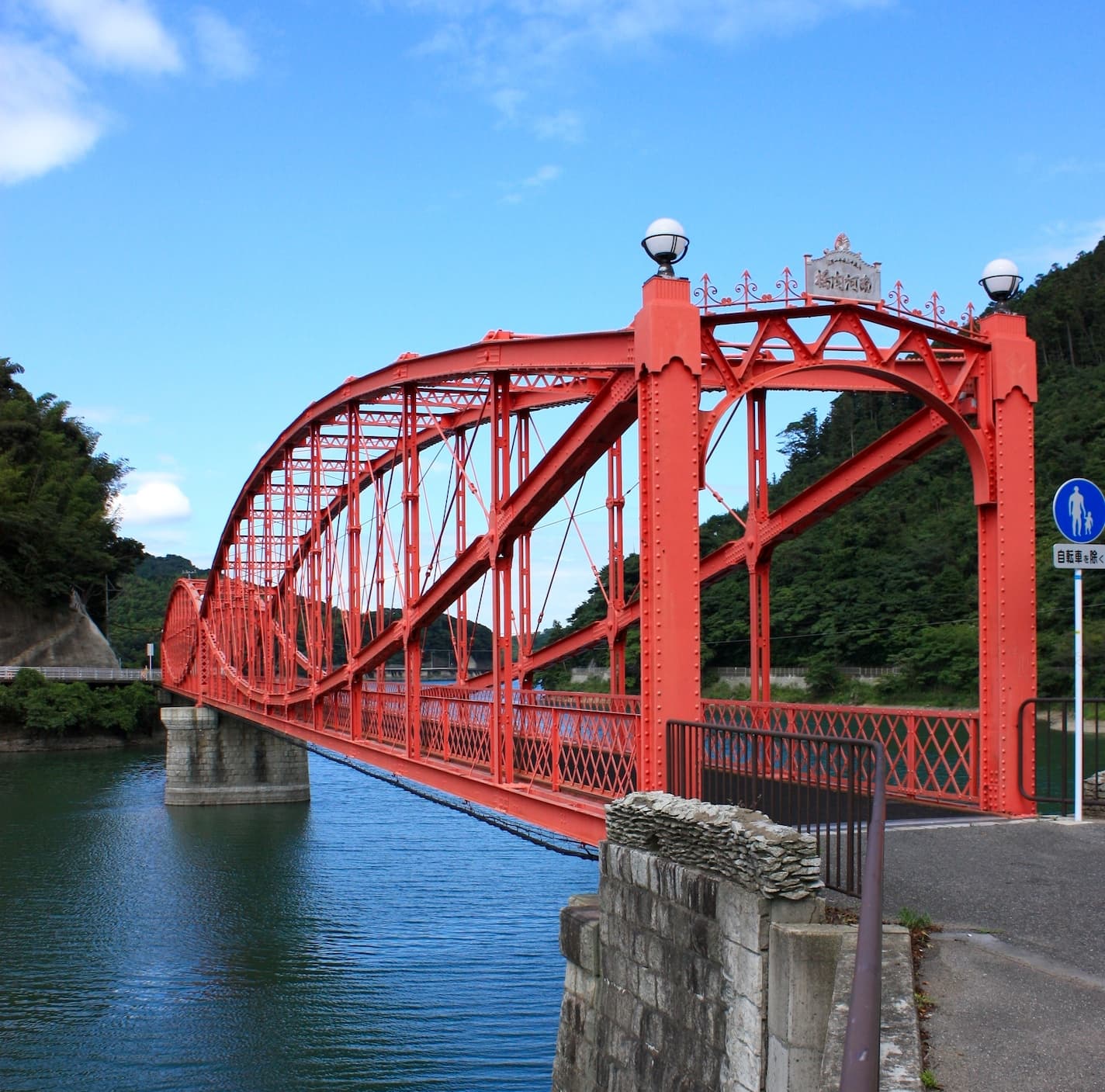 南河内桥：南河内桥：Wikimedia Commons 文件「South Kawachi Bridge1edit.jpg」中的桥梁实景。