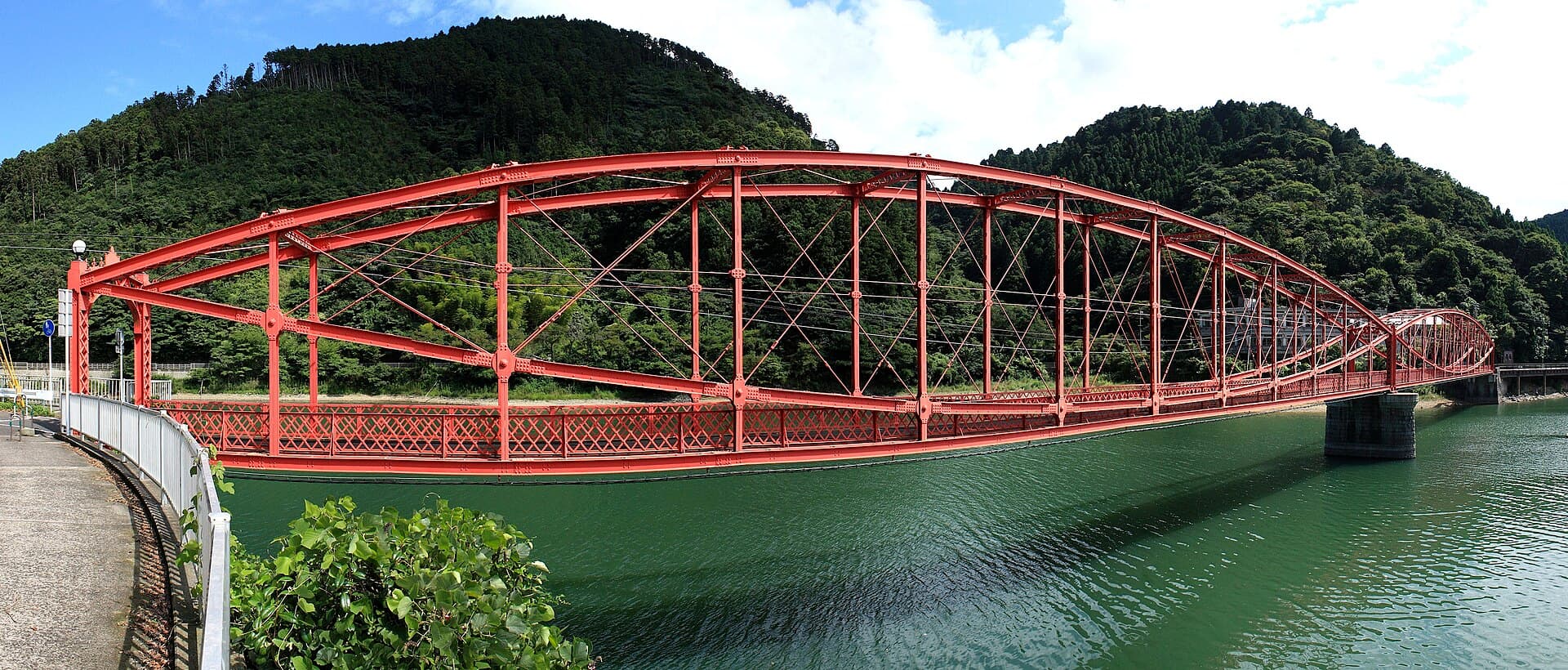 南河内桥：南河内桥：Wikimedia Commons 文件「South Kawachi Bridge2.jpg」中的桥梁实景。