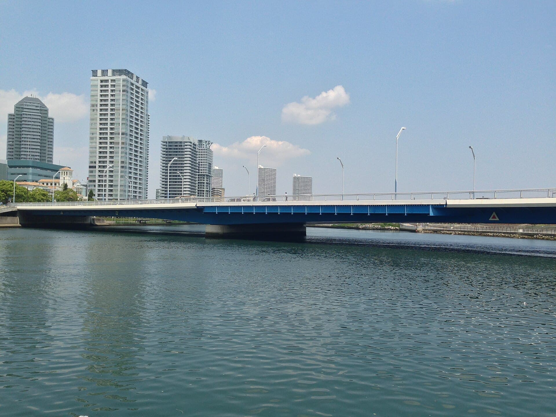 港未来大桥：港未来大桥：Wikimedia Commons 文件「Minato Mirai Ohashi (Bridge) 03.JPG」中的桥梁实景。