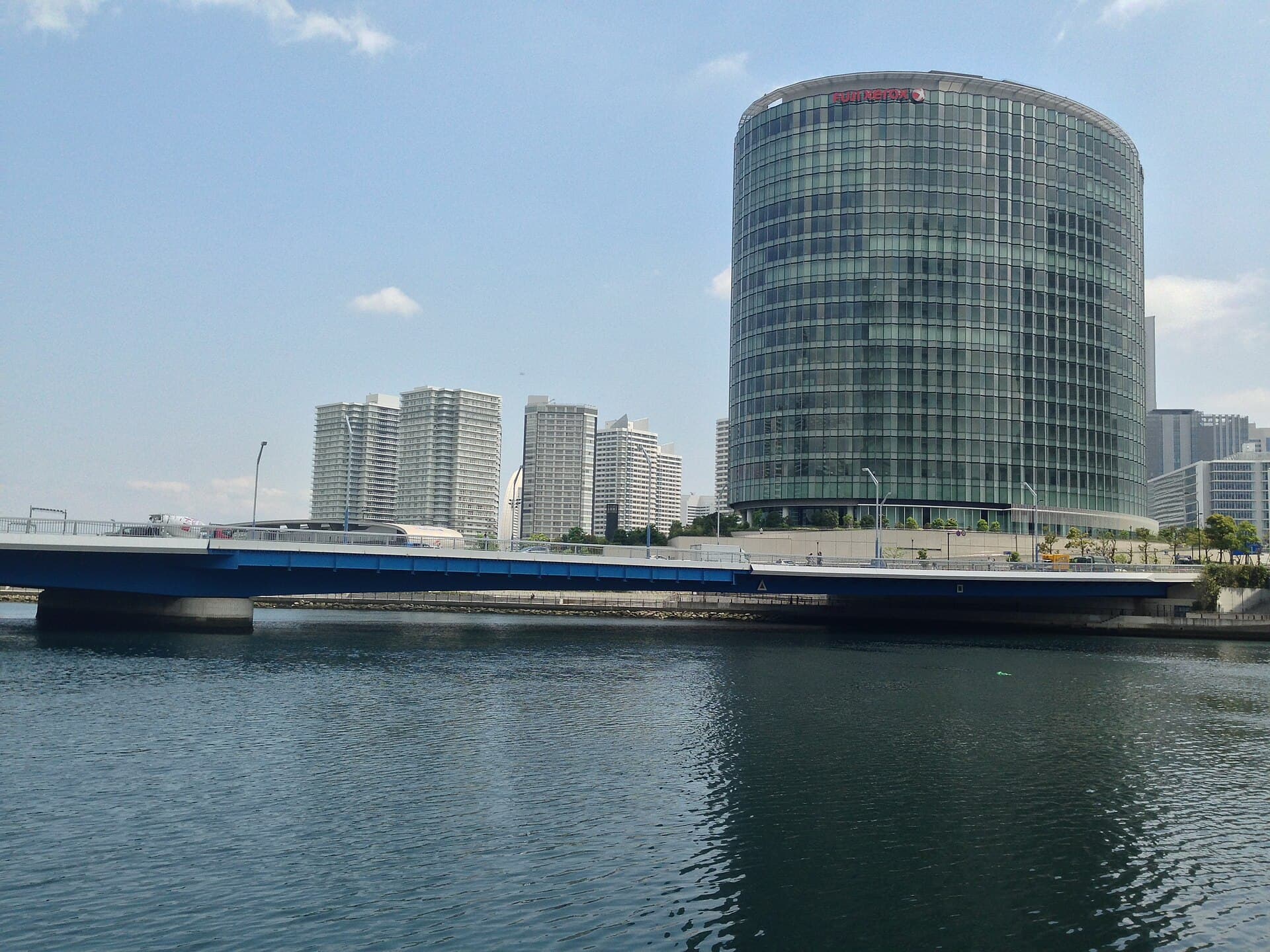 港未来大桥：港未来大桥：Wikimedia Commons 文件「Minato Mirai Ohashi (Bridge) 05.JPG」中的桥梁实景。