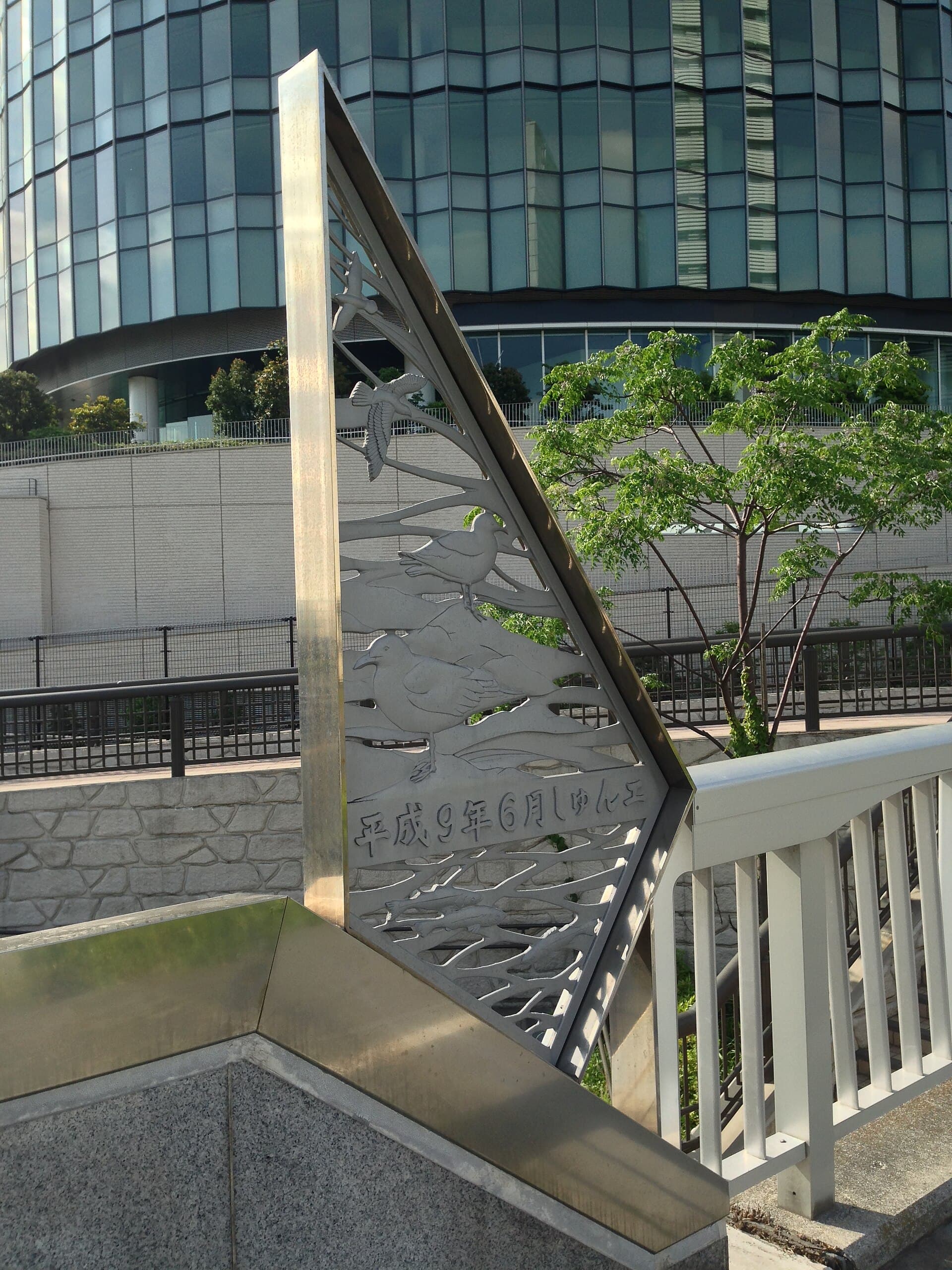 港未来大桥：港未来大桥：Wikimedia Commons 文件「Minato Mirai Ohashi (Bridge) - completed in 1997.JPG」中的桥梁实景。