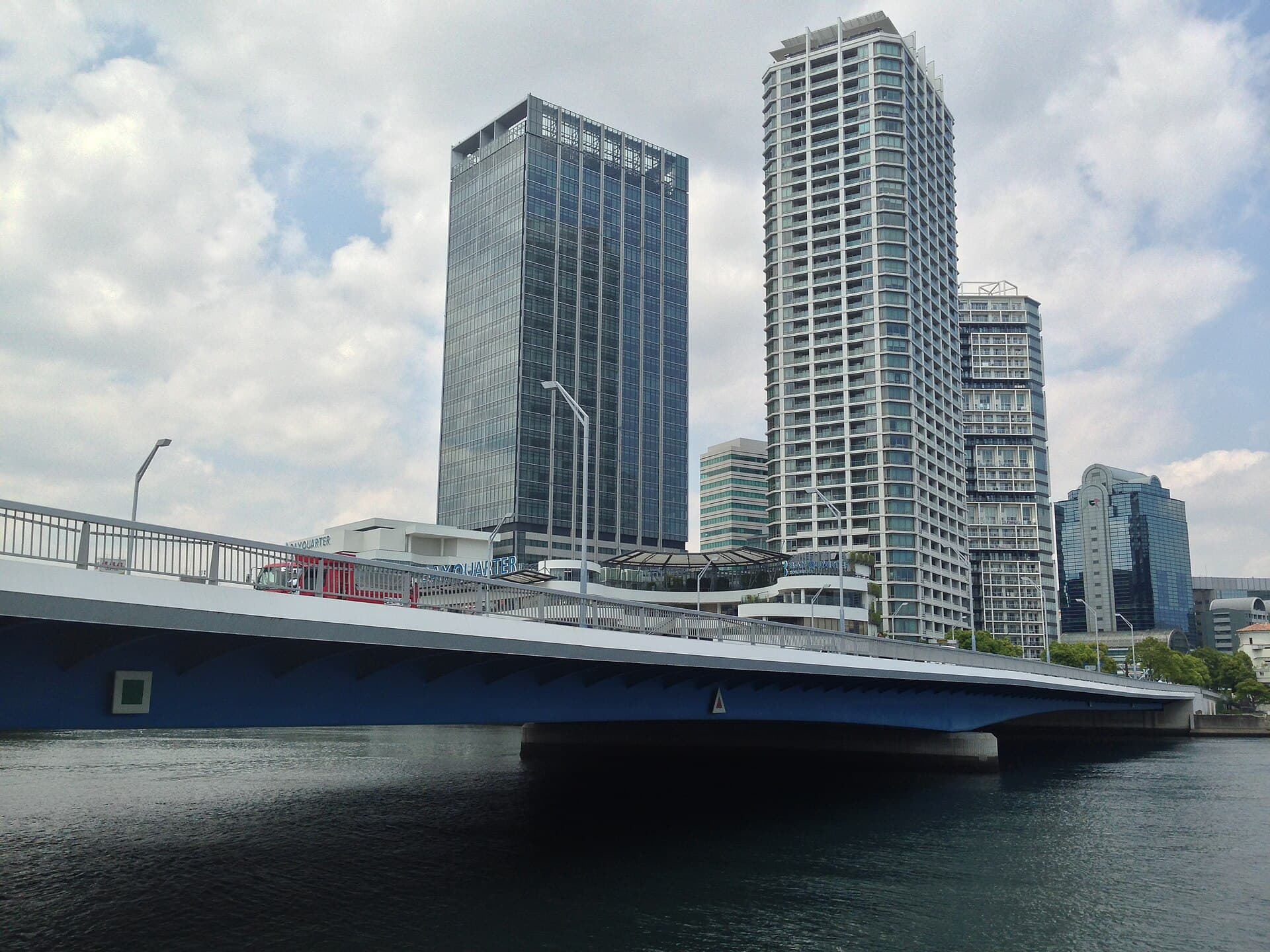 港未来大桥：港未来大桥：Wikimedia Commons 文件「Minato Mirai Ohashi (Bridge) 06.JPG」中的桥梁实景。