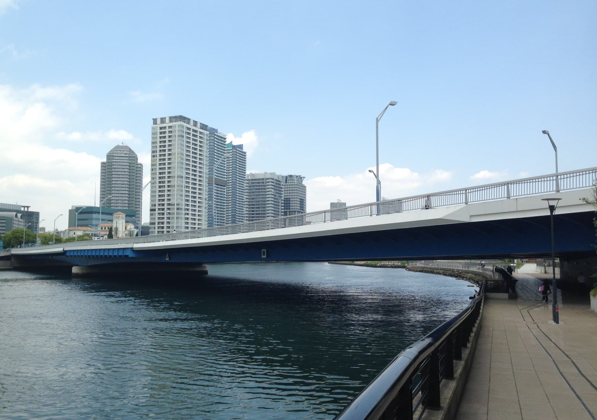 港未来大桥：港未来大桥：Wikimedia Commons 文件「Minato Mirai Ohashi (Bridge) 02-2.JPG」中的桥梁实景。