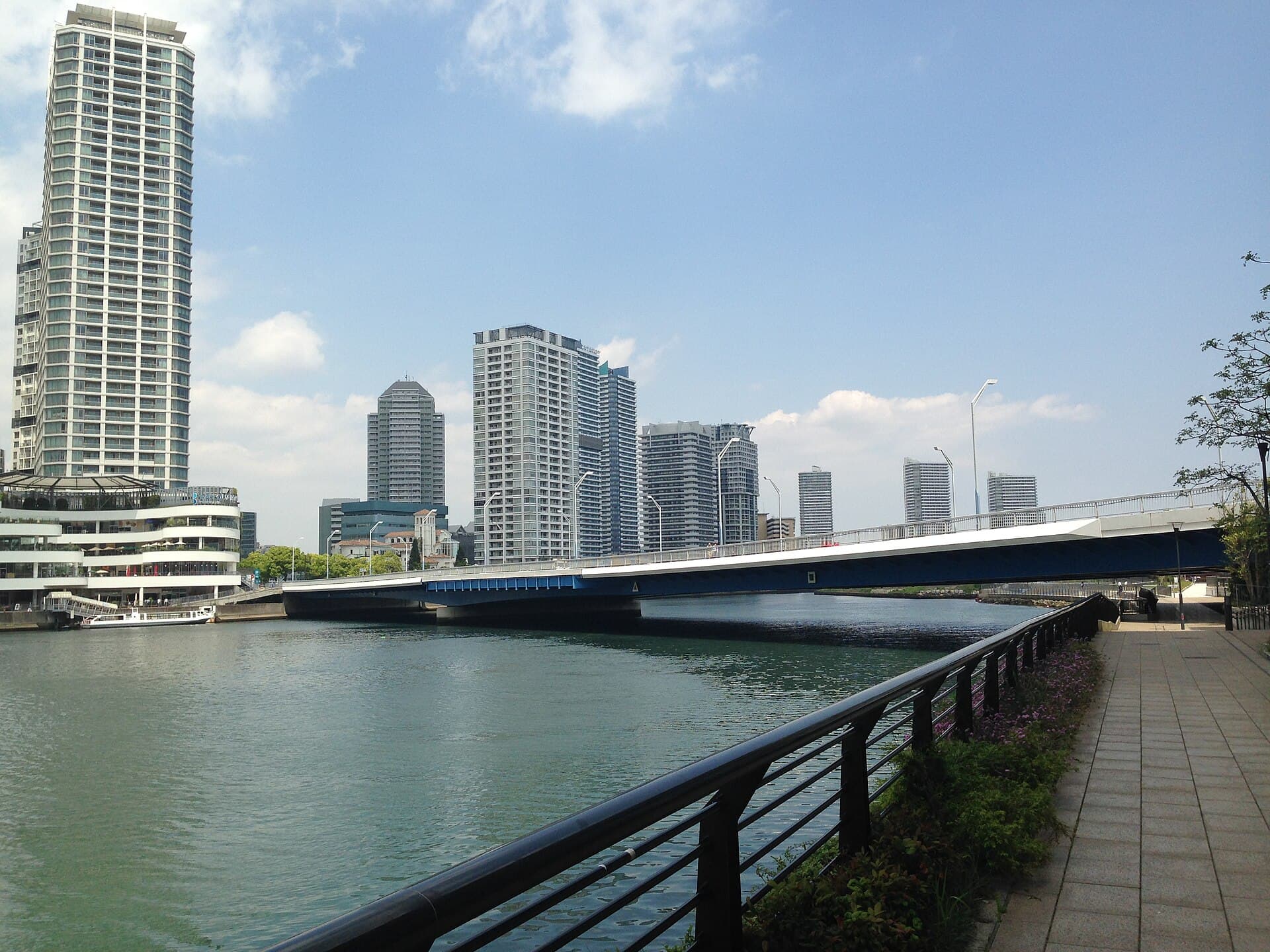 港未来大桥：港未来大桥：Wikimedia Commons 文件「Minato Mirai Ohashi (Bridge) 01-1.JPG」中的桥梁实景。