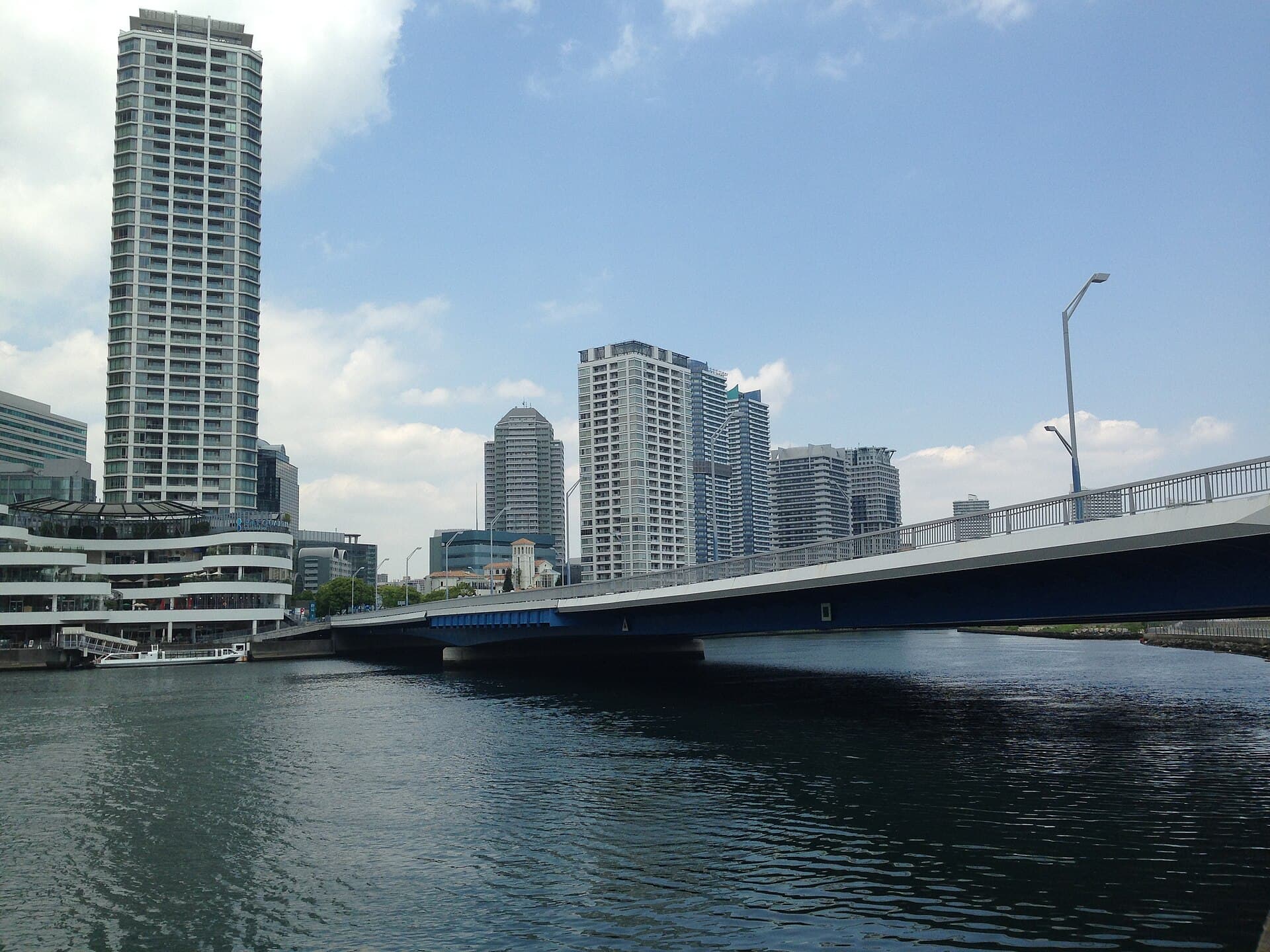 港未来大桥：港未来大桥：Wikimedia Commons 文件「Minato Mirai Ohashi (Bridge) 01-2.JPG」中的桥梁实景。