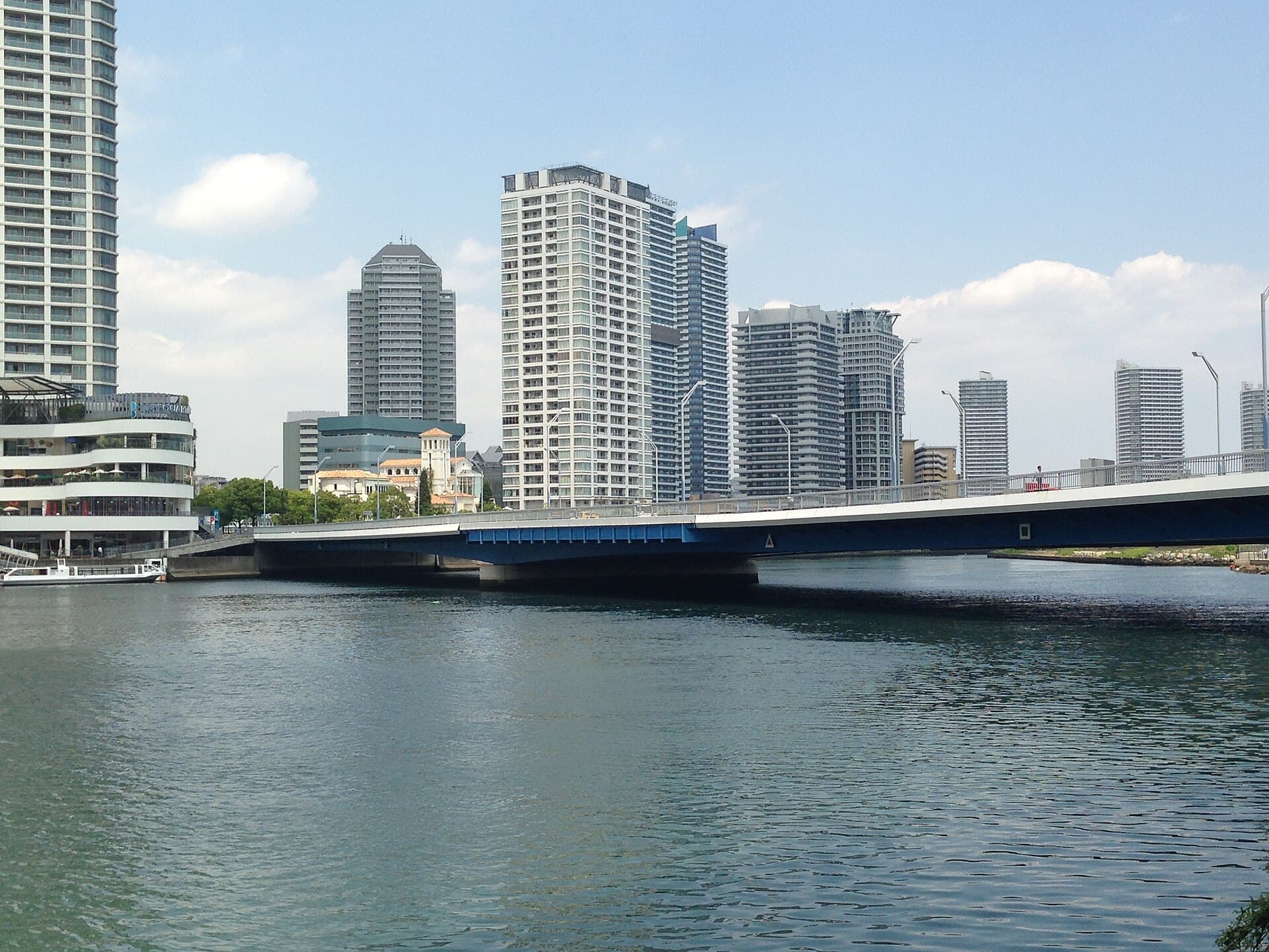 港未来大桥：港未来大桥：Wikimedia Commons 文件「Minato Mirai Ohashi (Bridge) 02-1.JPG」中的桥梁实景。
